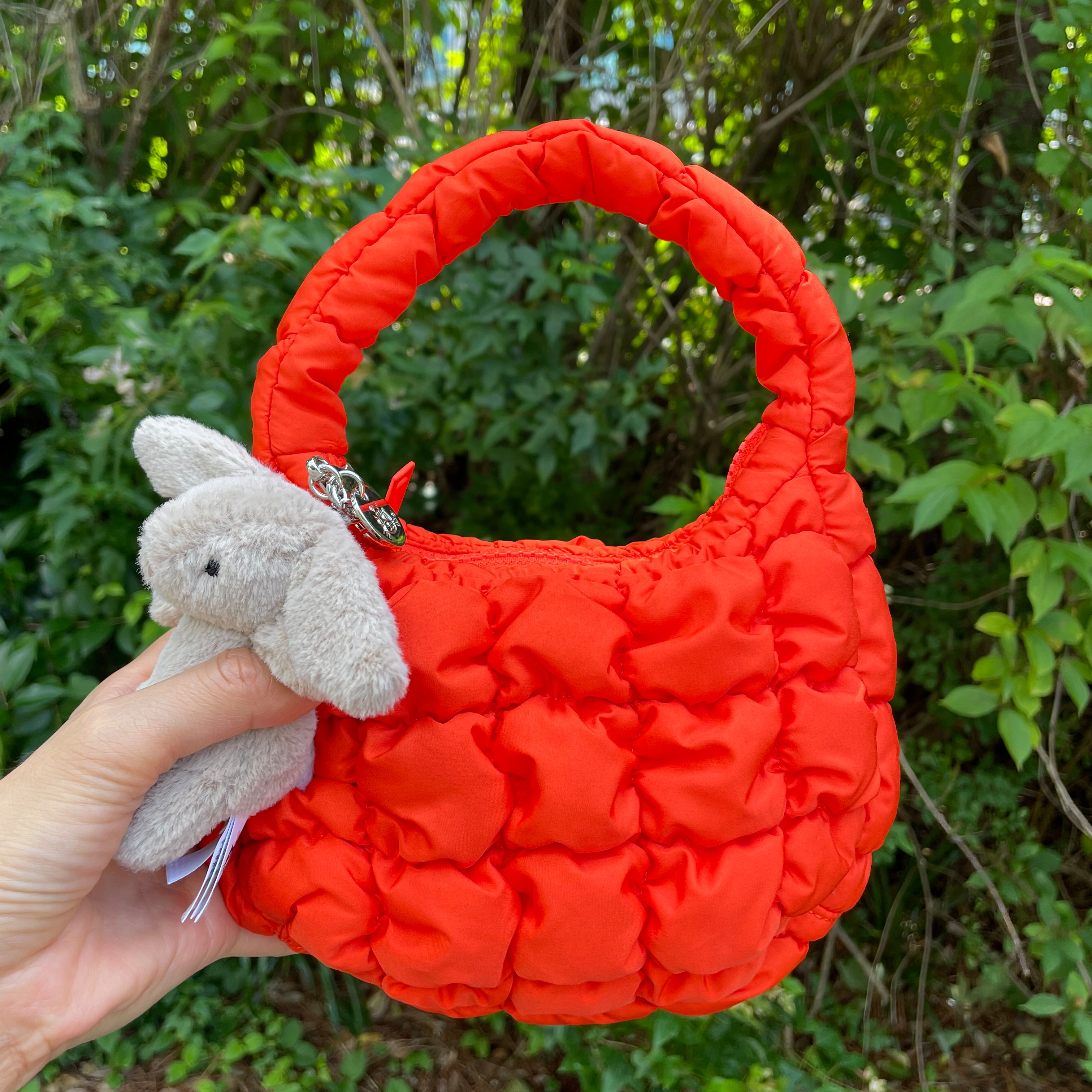 COS Quilted Micro Bag Orange, Jellycat Bashful Bunny Bag Charm Beige 착용 스타일