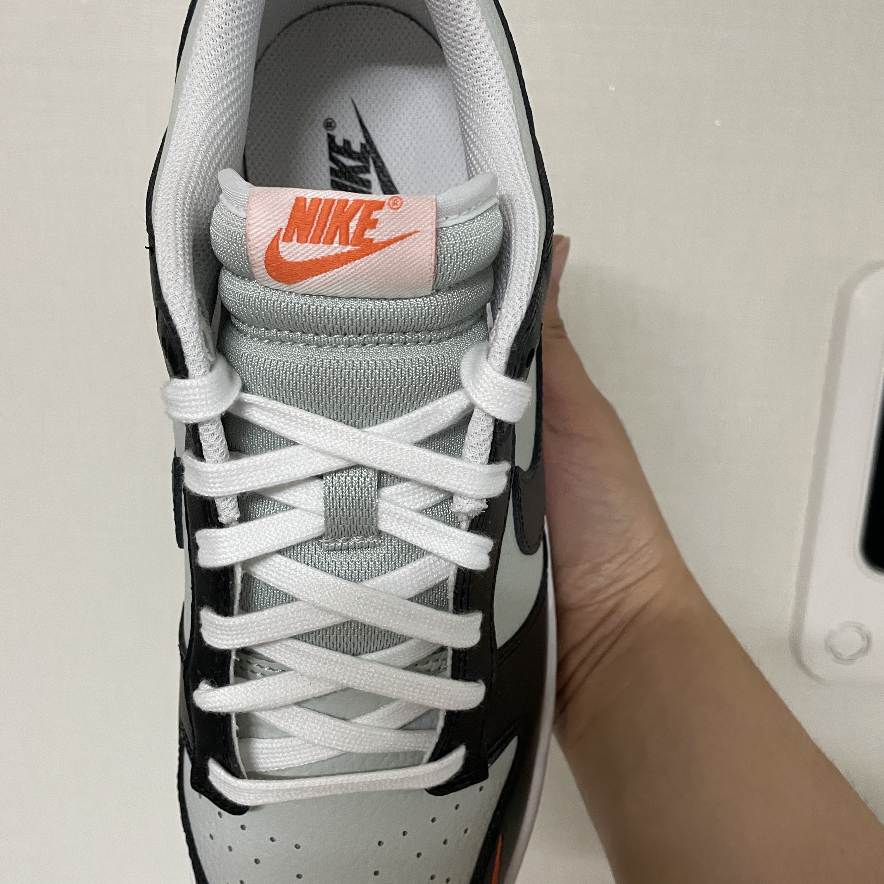 Nike Dunk Low Black Orange 착용 스타일 - 2