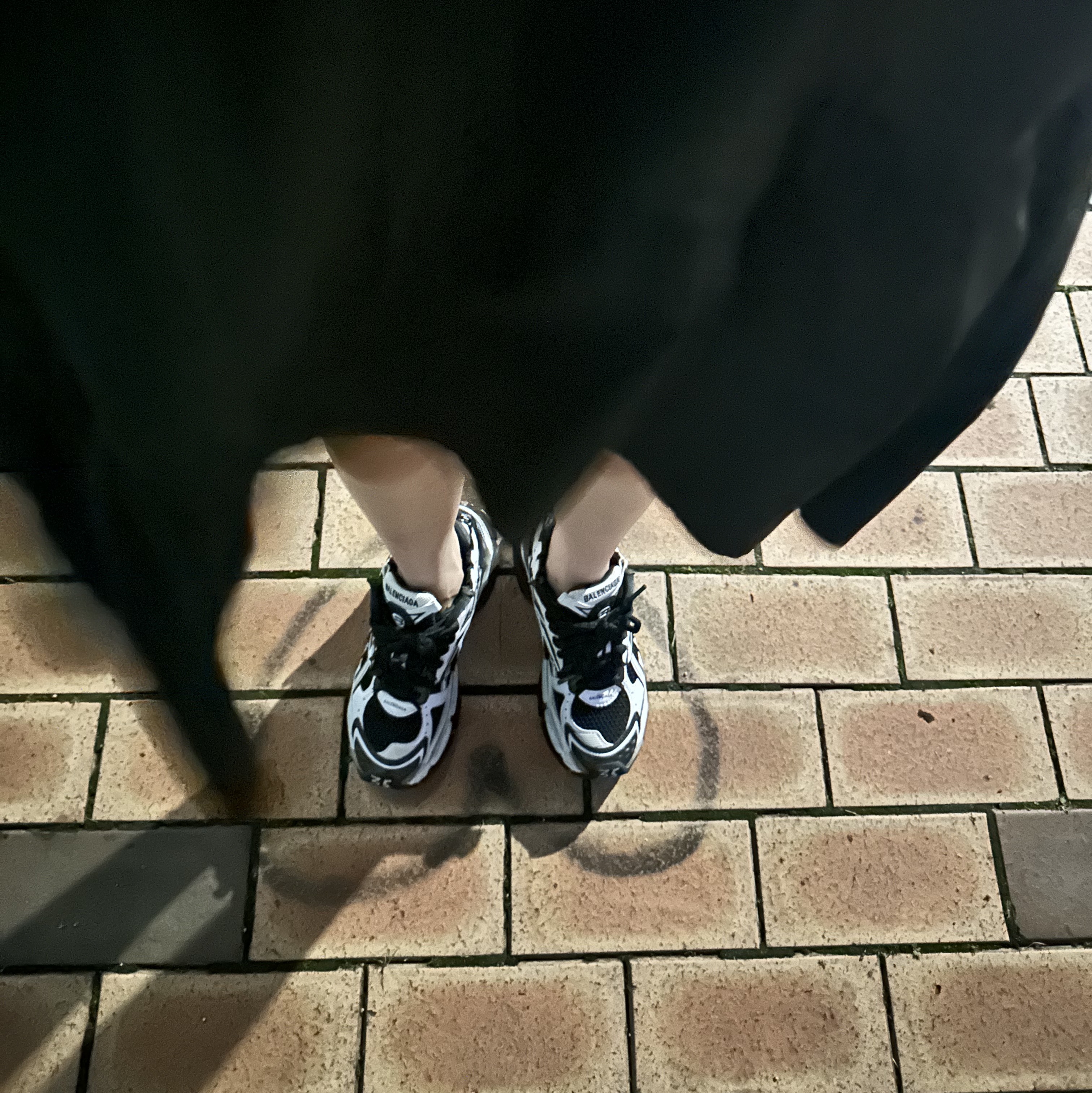 Balenciaga Runner Sneakers Black White 착용 스타일 - 2