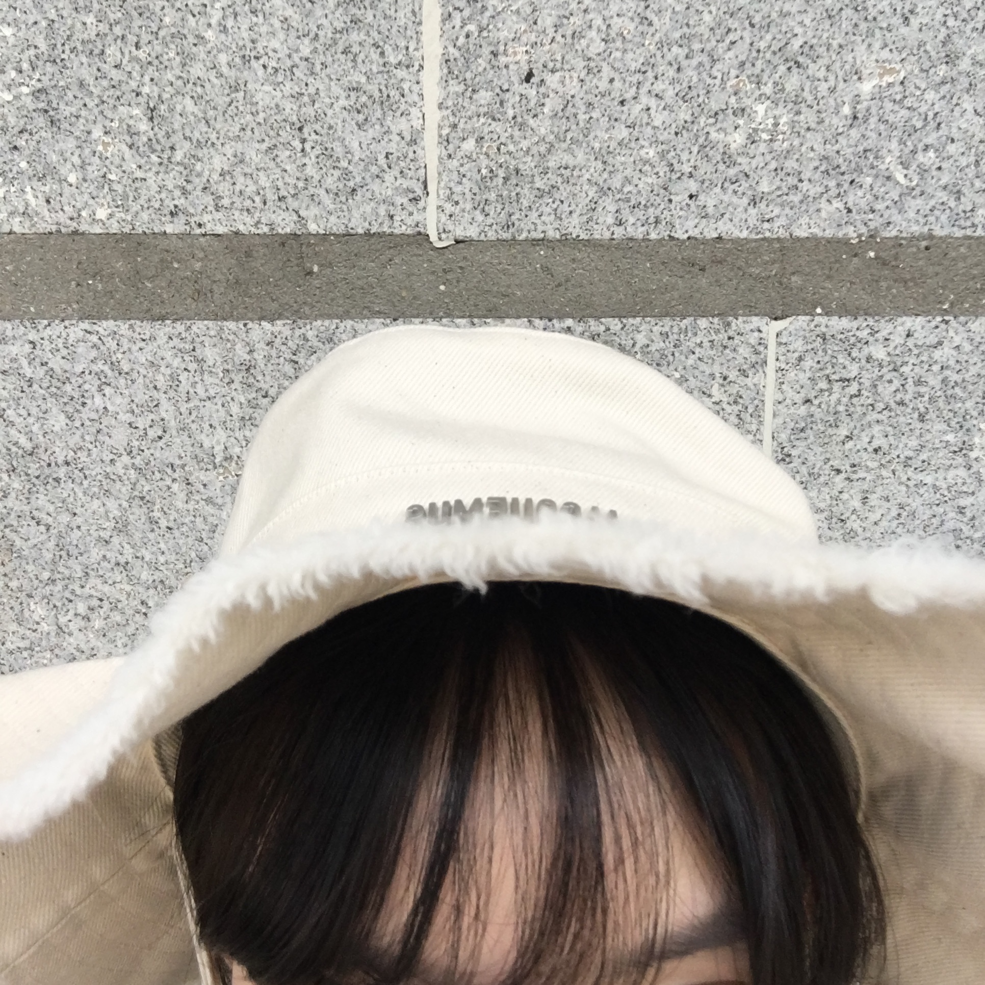 Jacquemus Le Bob Artichaut Bucket Hat Off White 착용 스타일 - 3
