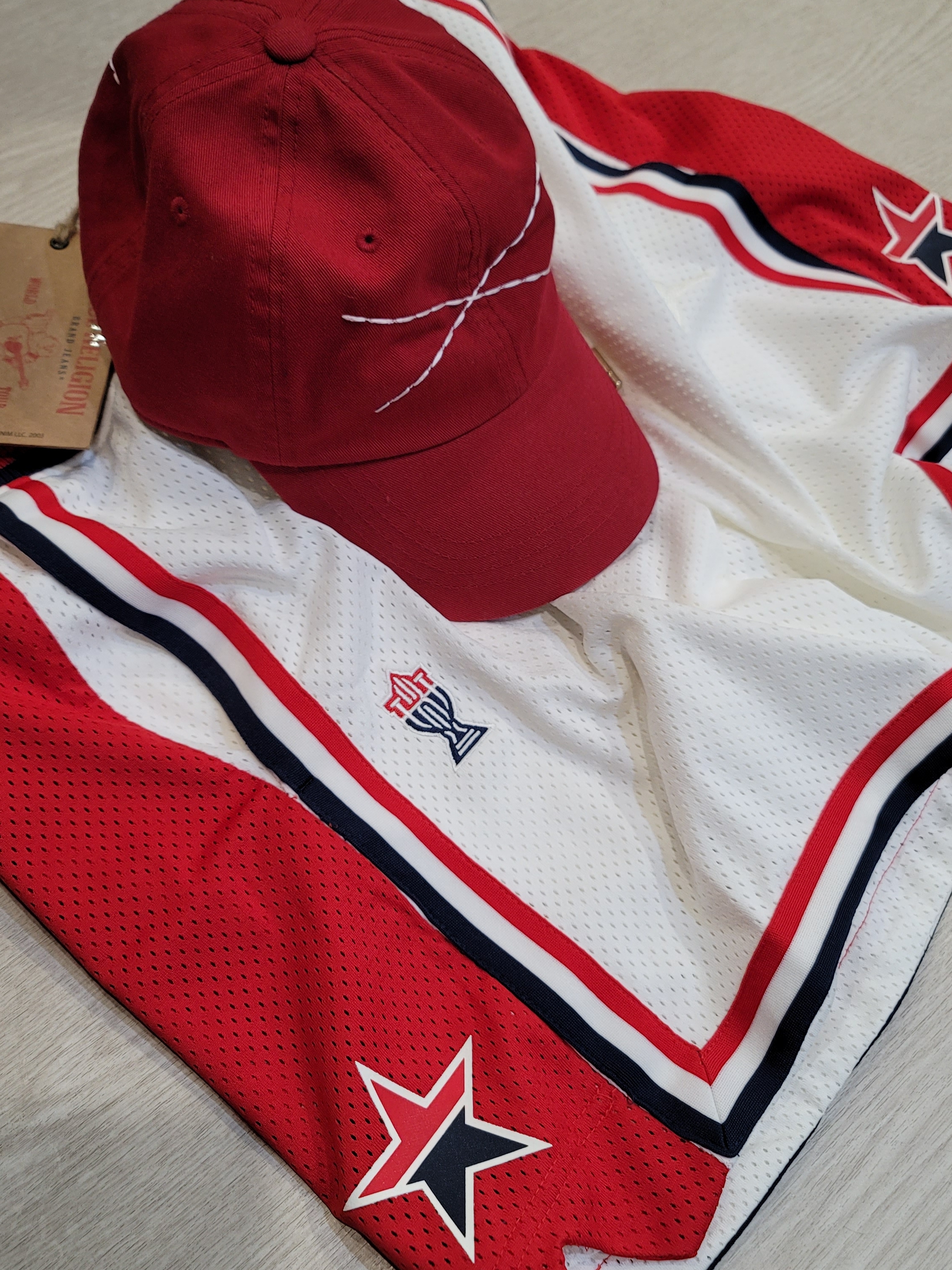 True Religion X Stitch Cap Red, Jordan x Trophy Room Game Shorts Sail - Asia 착용 스타일