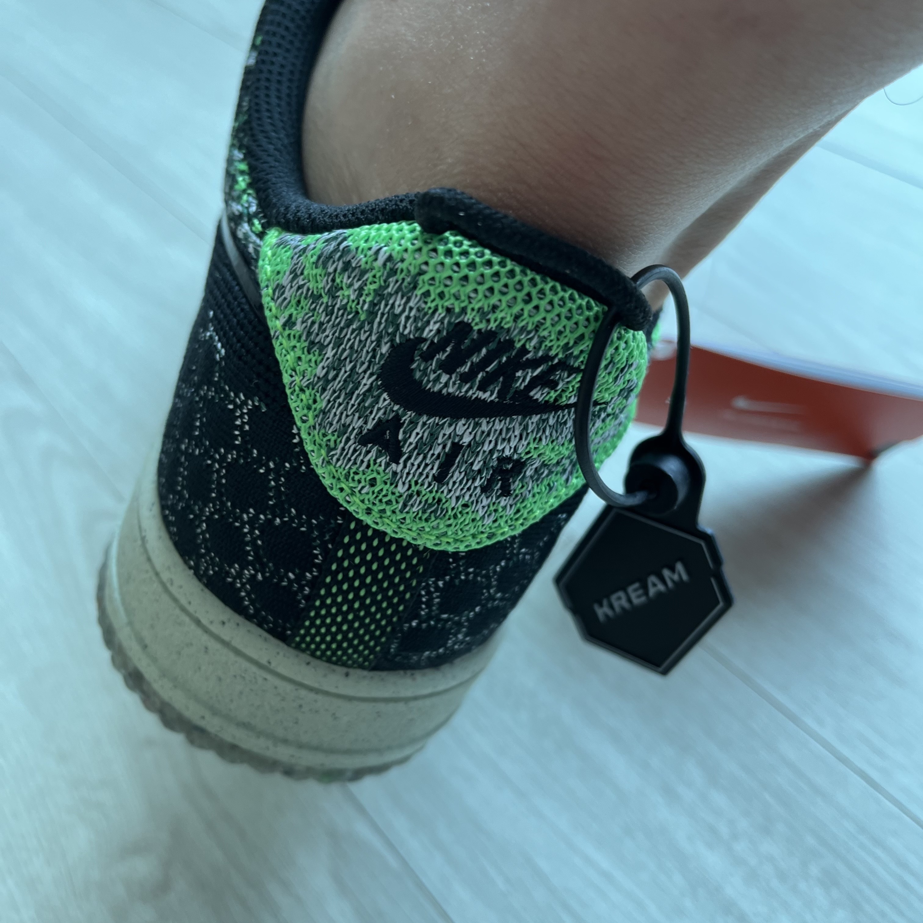 Nike Air Force 1 Crater Flyknit Next Nature Black Scream Green 착용 스타일 - 3