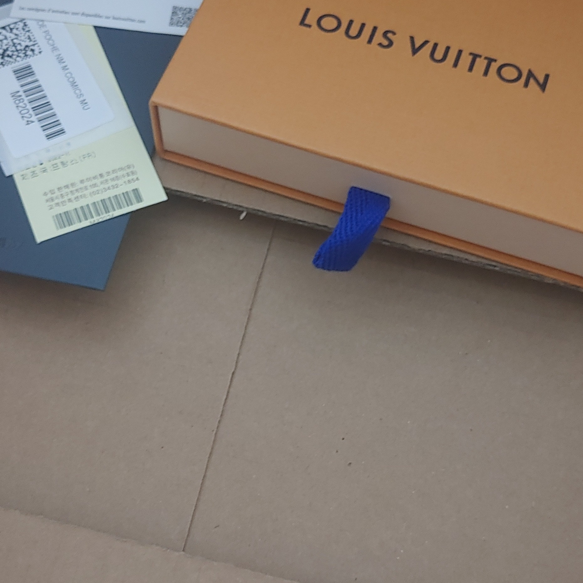 Louis Vuitton Pocket Organizer Monogram Comics Coated Canvas 착용 스타일 - 1