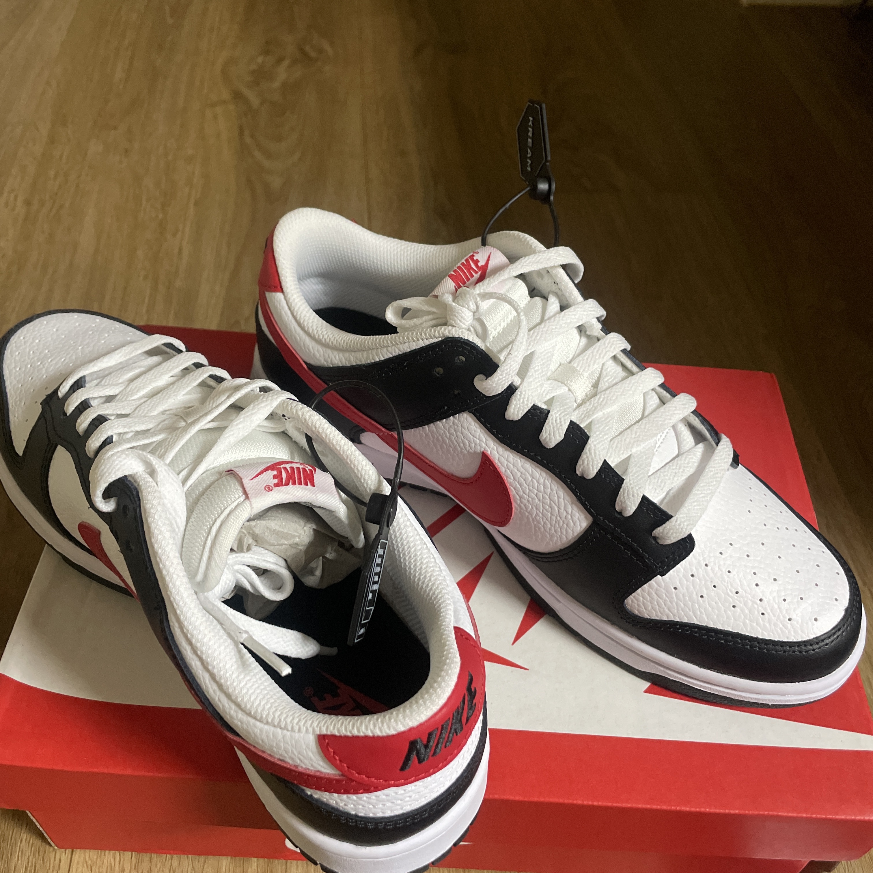 Nike Dunk Low Retro Black University Red 착용 스타일 - 2