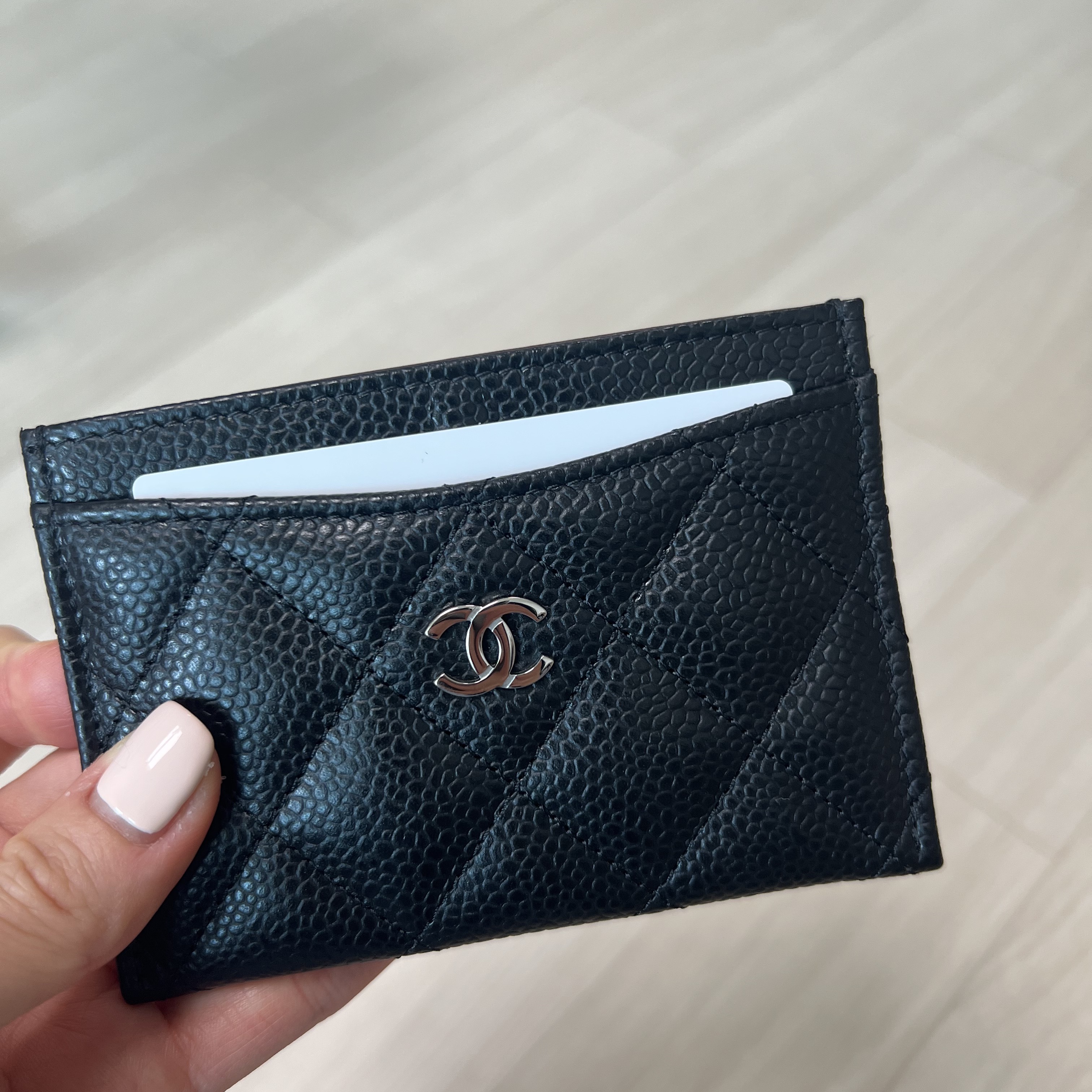 Chanel Classic Card Holder Grained Calfskin & Silver Black 착용 스타일