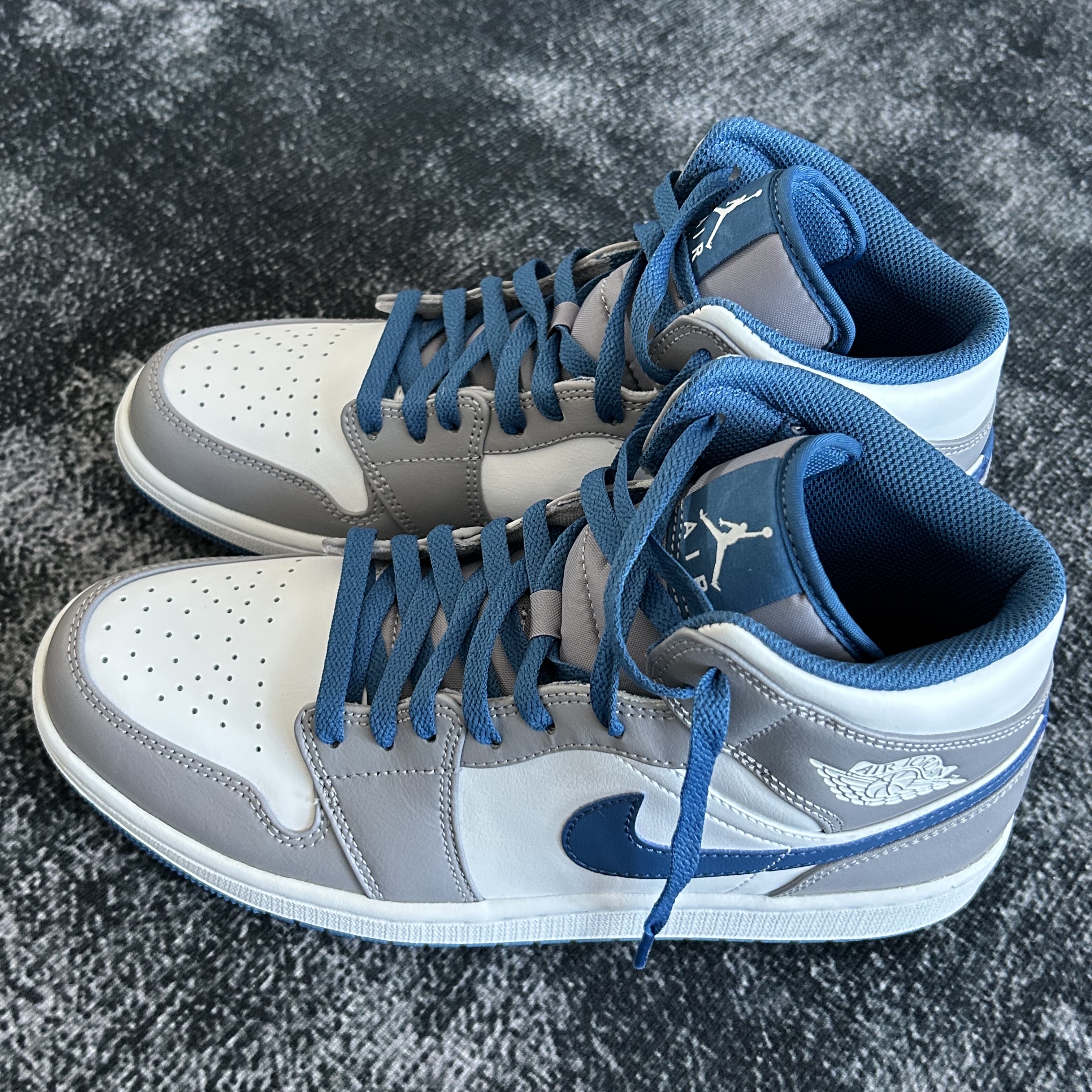 Jordan 1 Mid Cement Grey True Blue 착용 스타일 - 2
