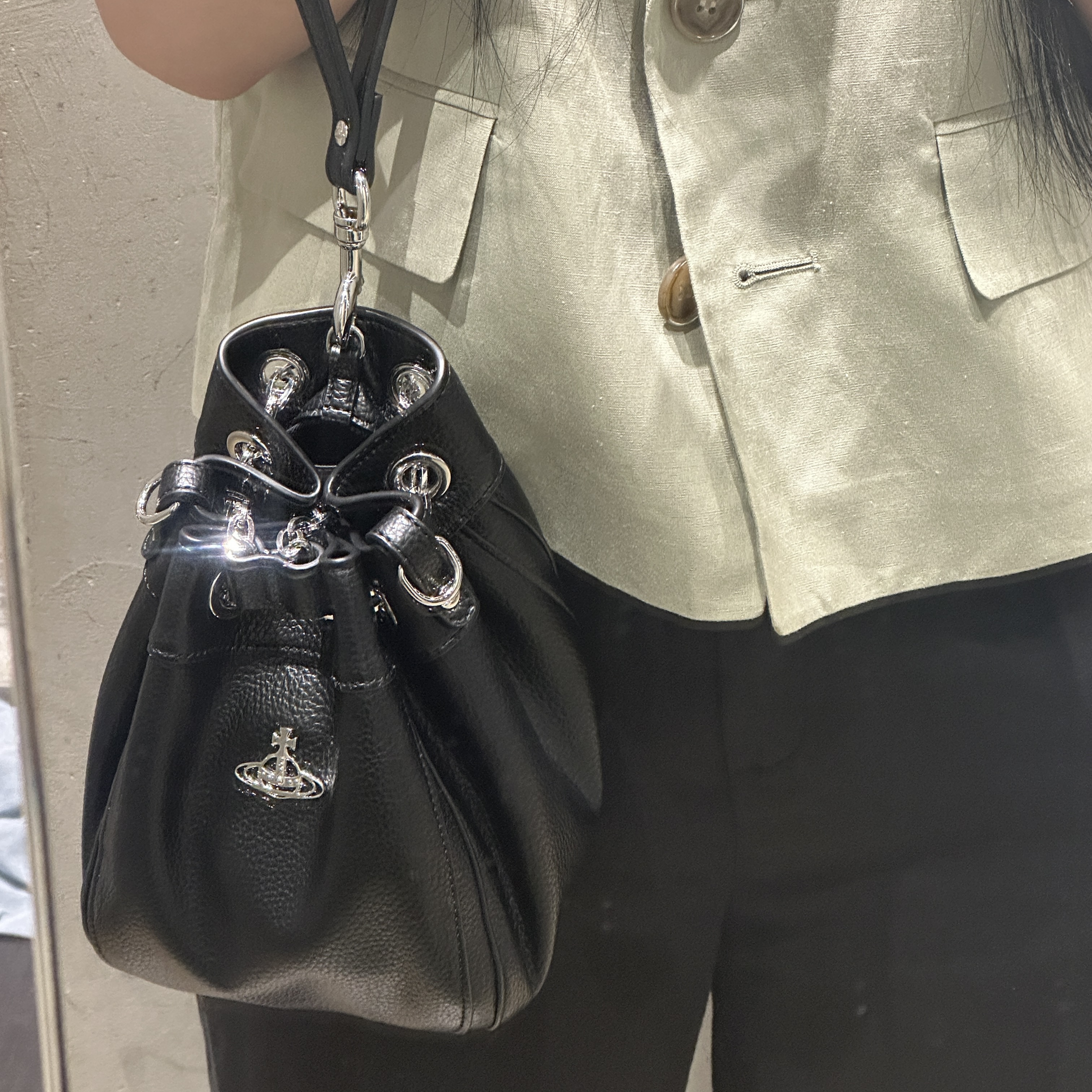 Vivienne Westwood Chrissy Small Bucket Bag Black 착용 스타일