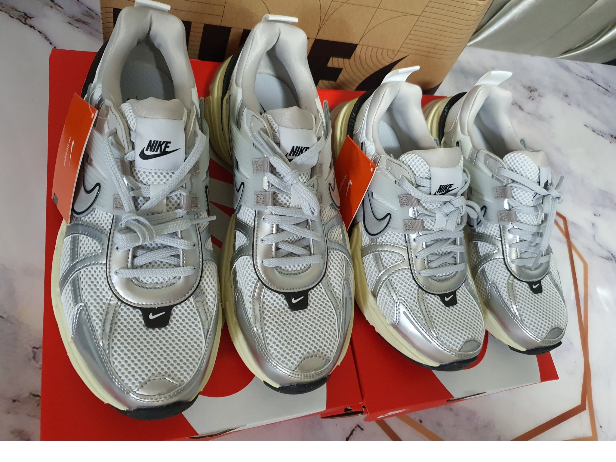 Nike V2K Run Summit White Metallic Silver 착용 스타일 - 2