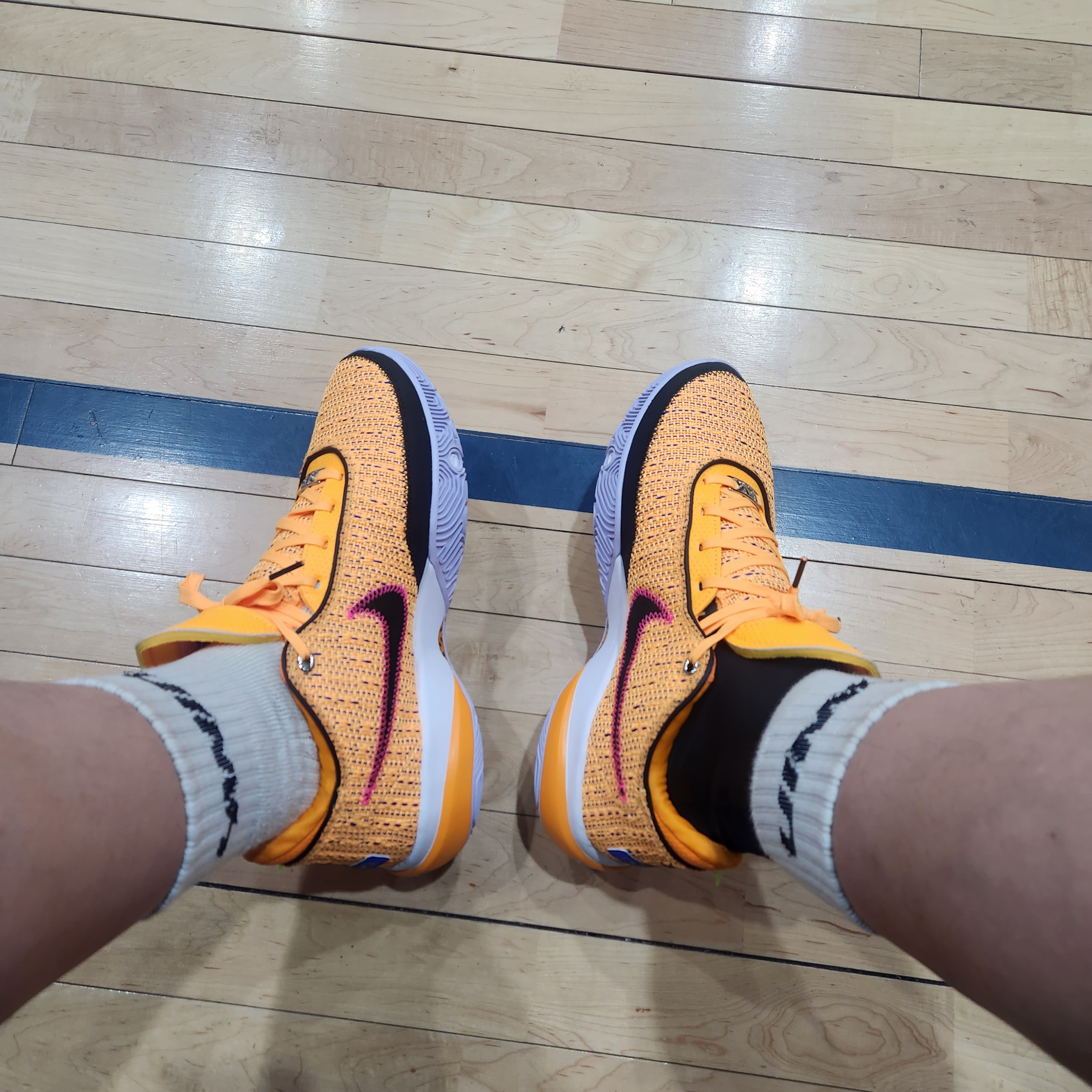 Nike LeBron XX EP Laser Orange Racer Blue 착용 스타일