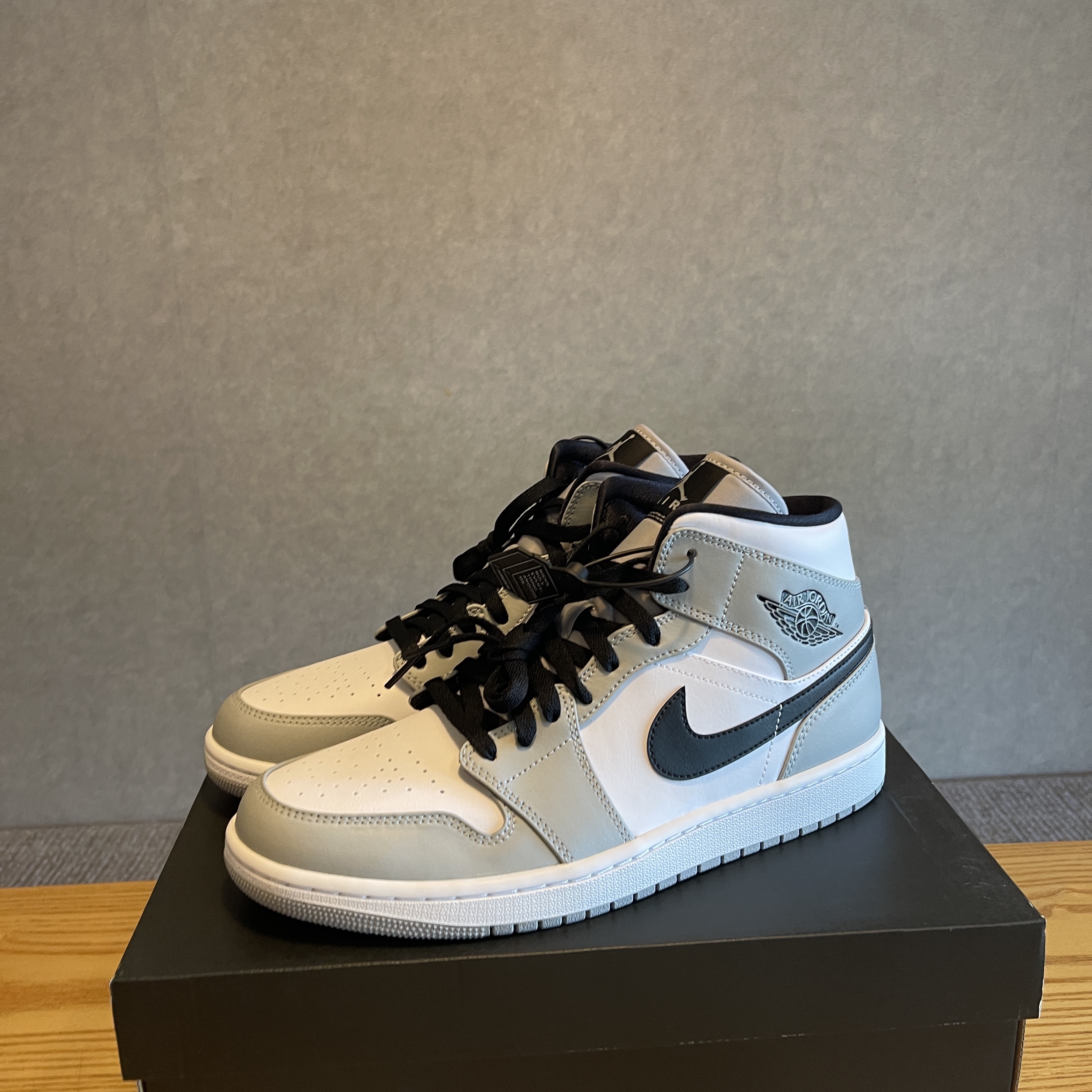 Jordan 1 Mid Light Smoke Grey 착용 스타일