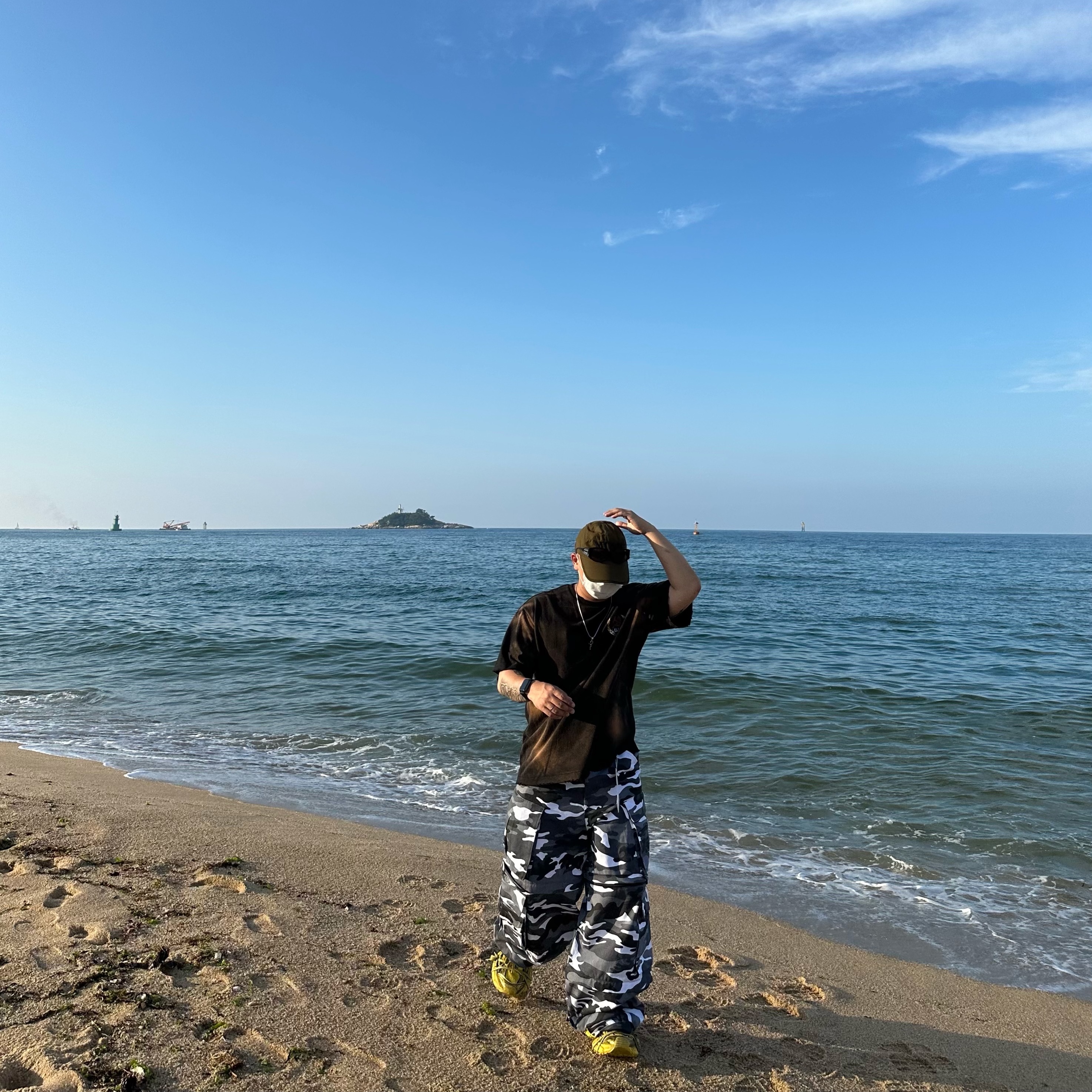 Project G/R Oversized Convertible Cargo Pants City Camo, Balenciaga 3XL Sneakers Yellow Black 착용 스타일