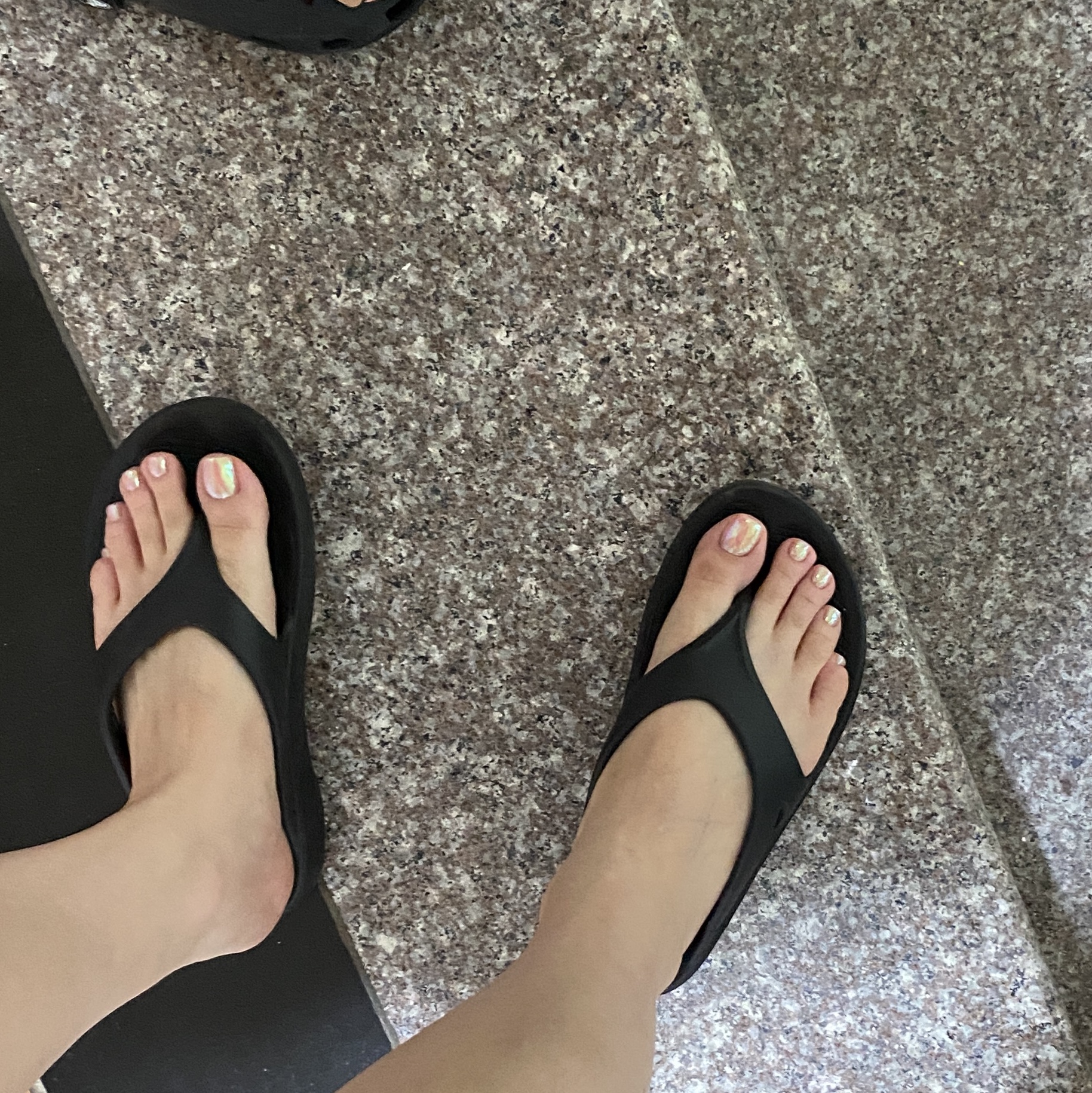 Oofos OOriginal Black 착용 스타일