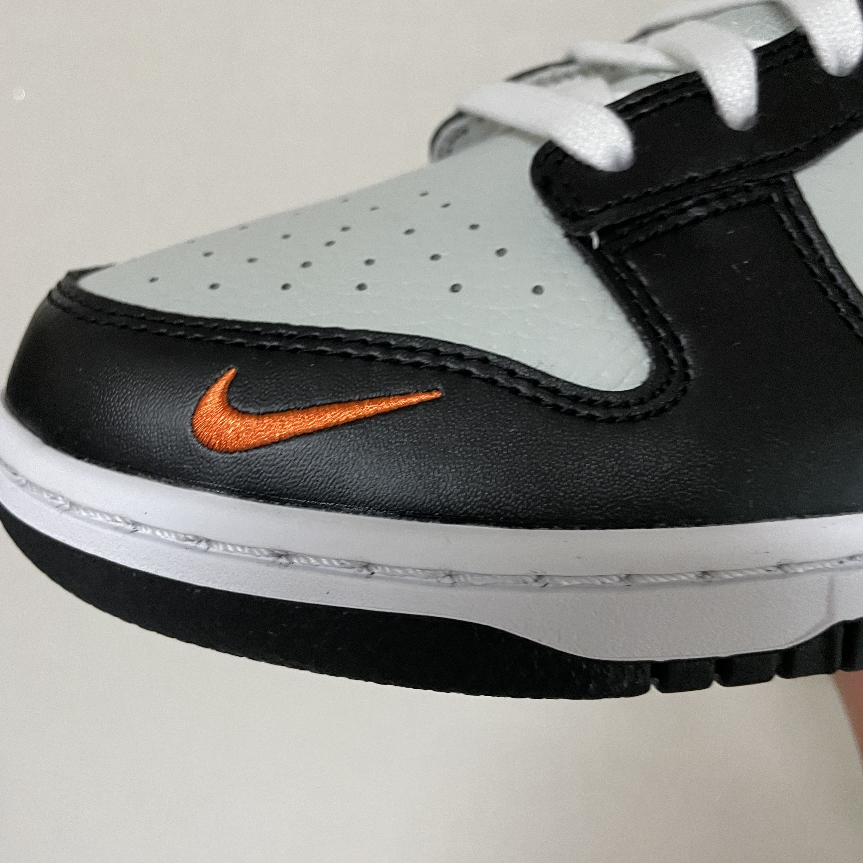 Nike Dunk Low Black Orange 착용 스타일 - 3