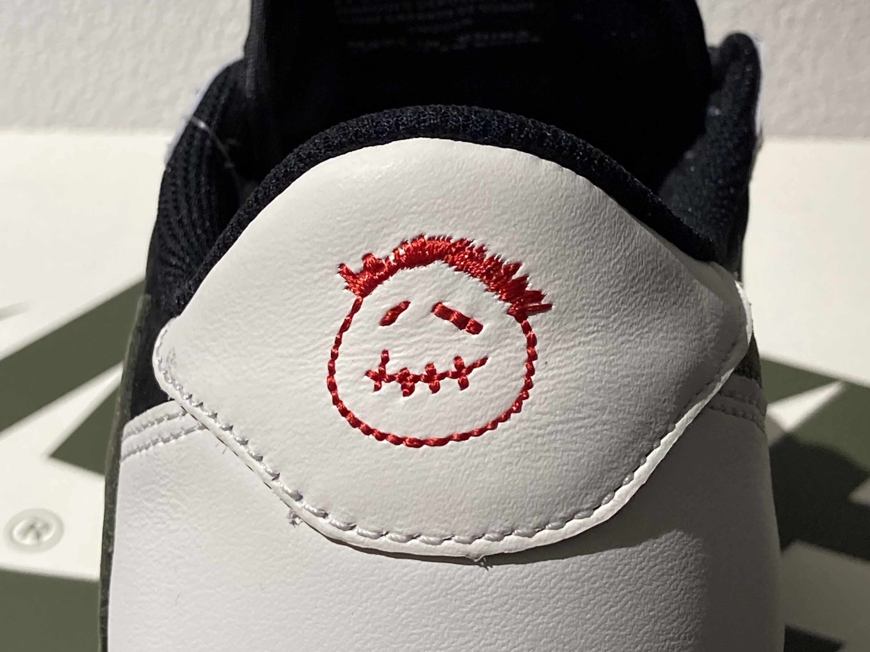 (W) Jordan 1 x Travis Scott Retro Low OG SP Medium Olive 착용 스타일 - 2