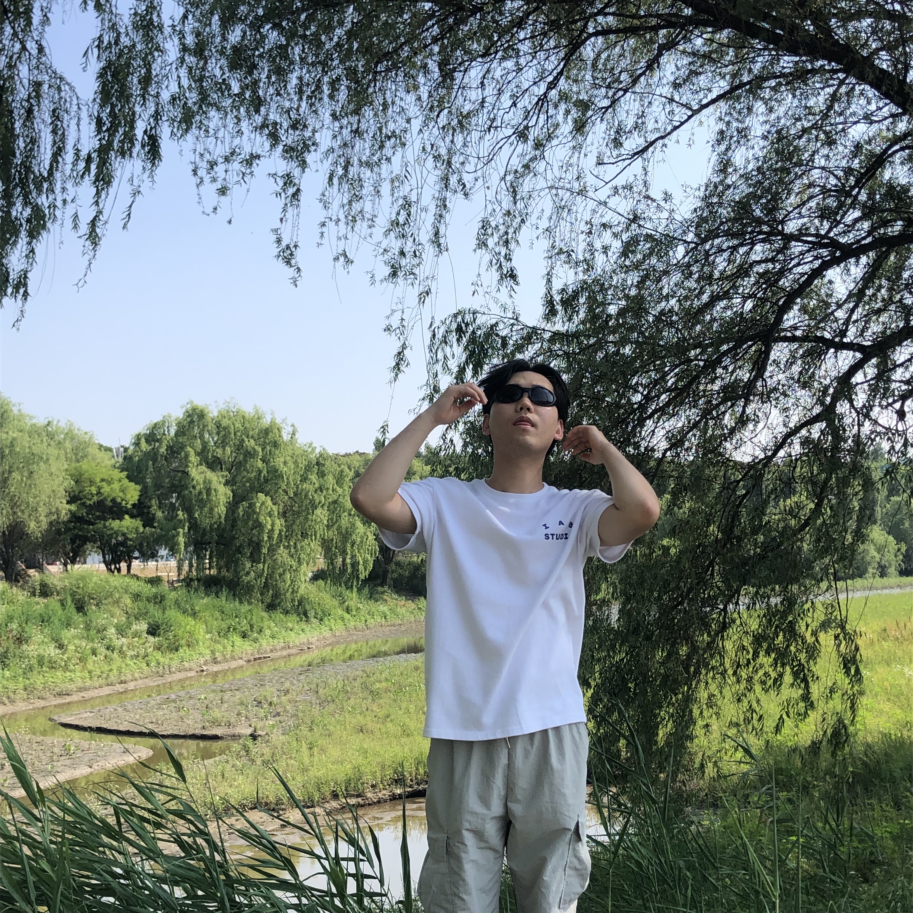 IAB Studio T-Shirt White, Oakley Eye Jacket Redux Matte Black Frame Prizm Grey Lenses High Bridge Fit 착용 스타일