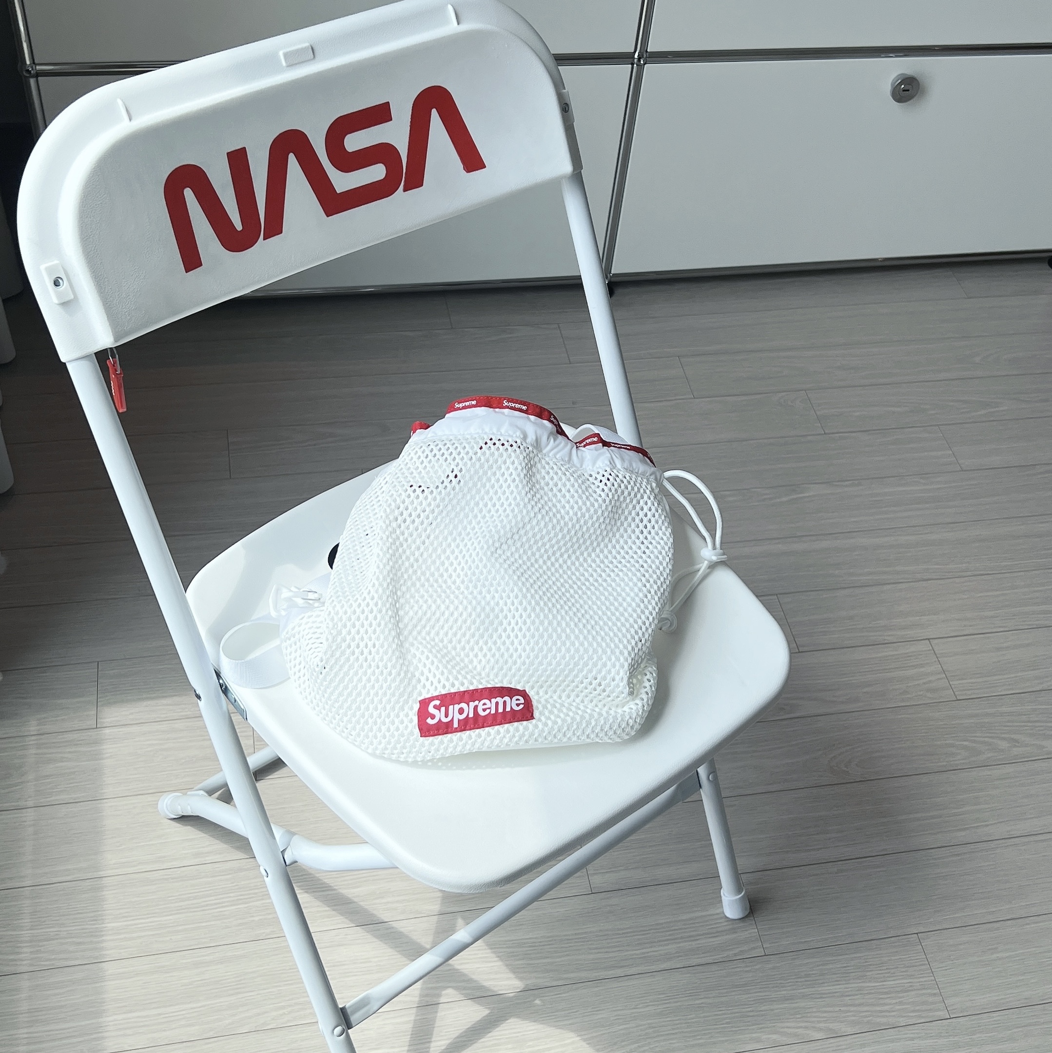 Supreme Mesh Small Backpack White - 23SS 착용 스타일