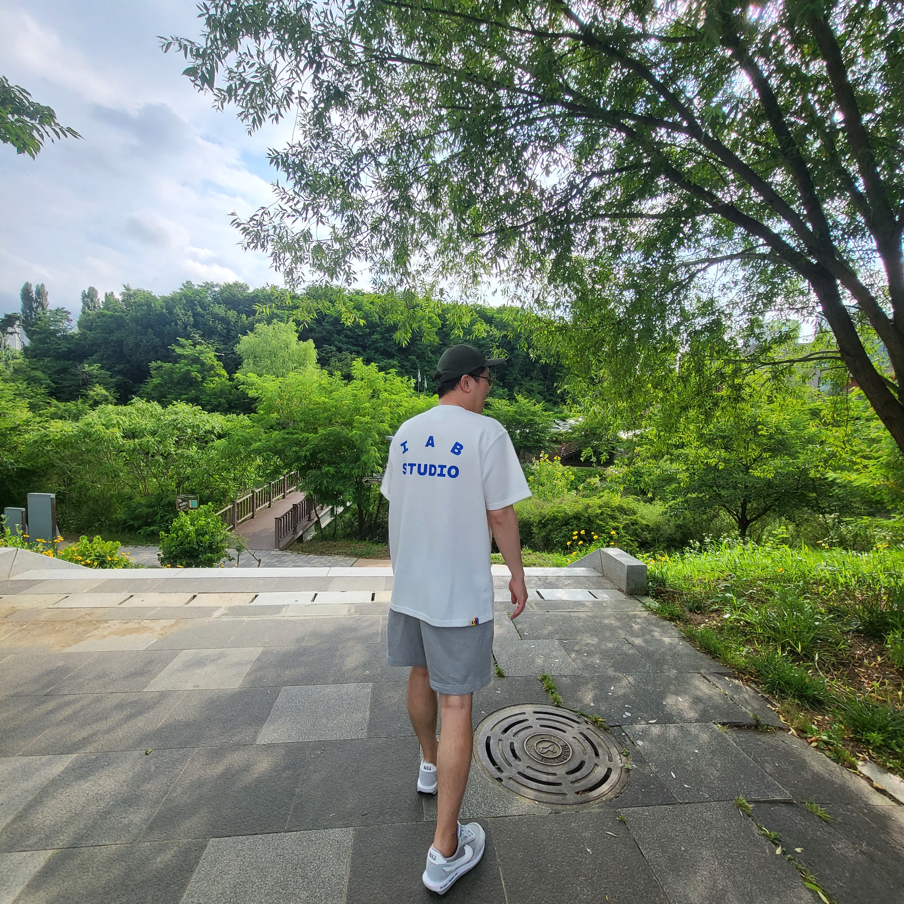 IAB Studio 10th Anniversary T-Shirts Pack White & Black (2 Pack), Nike x Sacai x Fragment LDWaffle Light Smoke Grey 착용 스타일 - 2