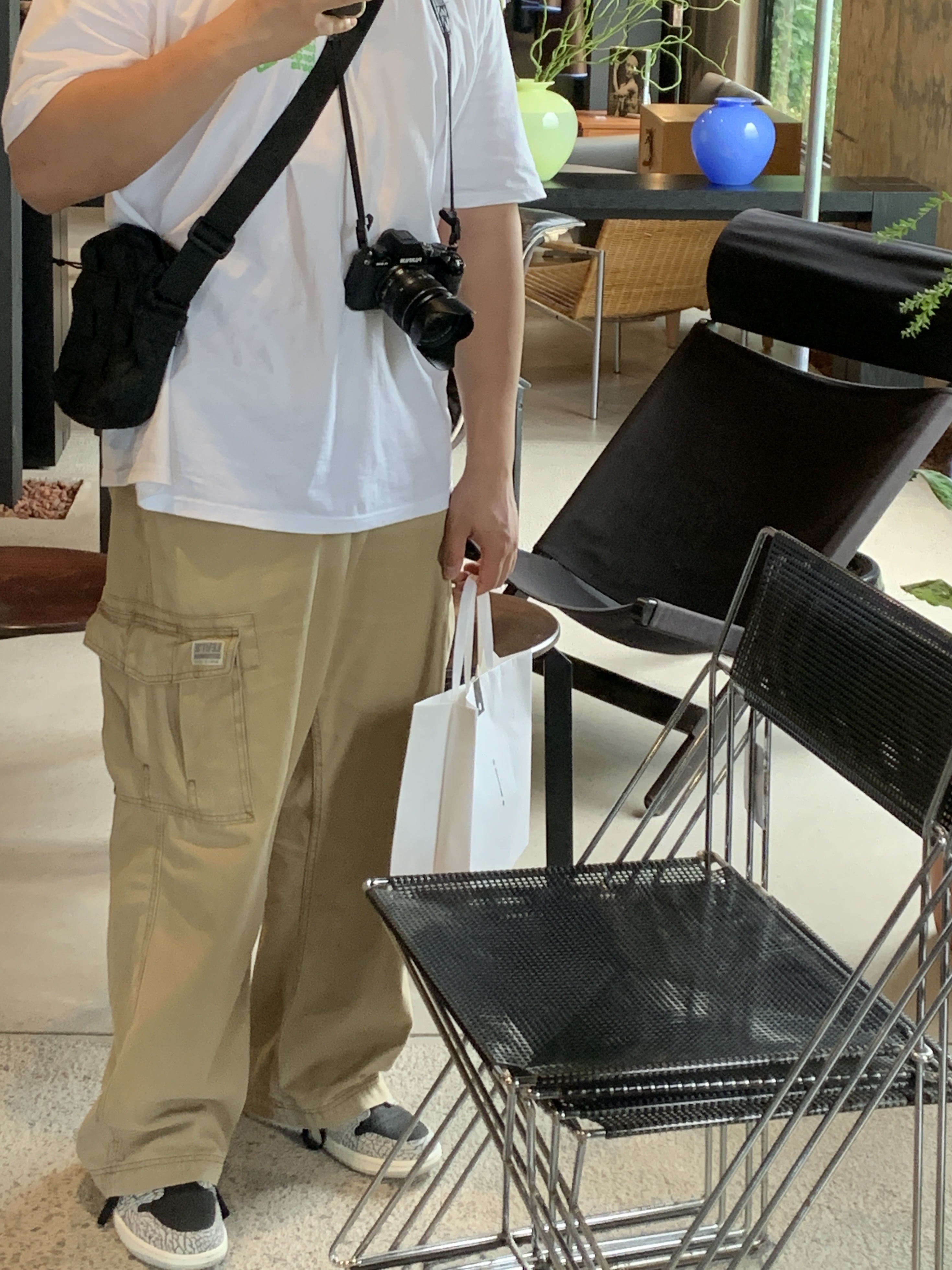 Jordan 1 Retro Low OG Black Cement, Supreme Woven Shoulder Bag Black - 23SS 착용 스타일