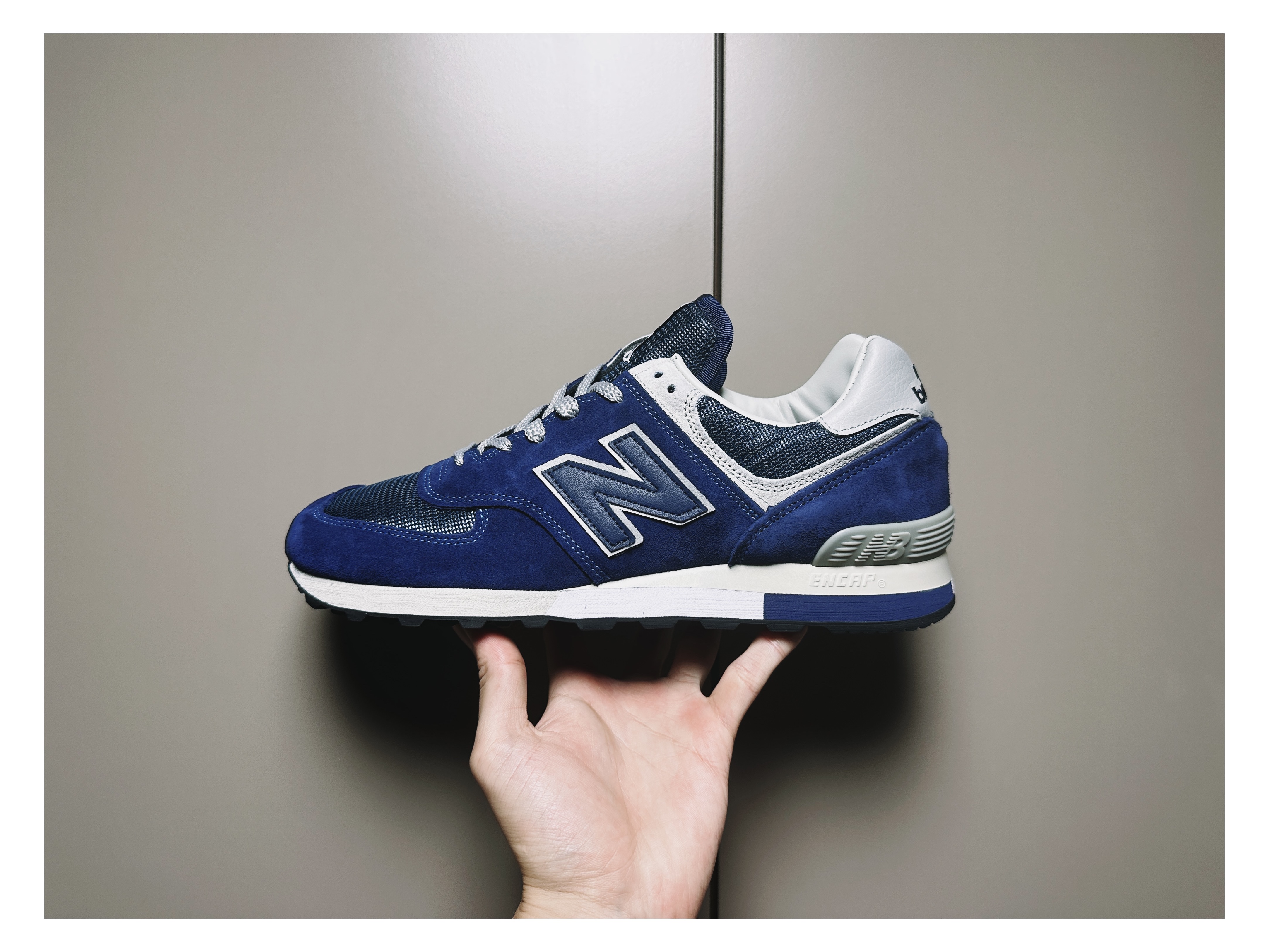 New Balance 576 Navy 착용 스타일 - 1
