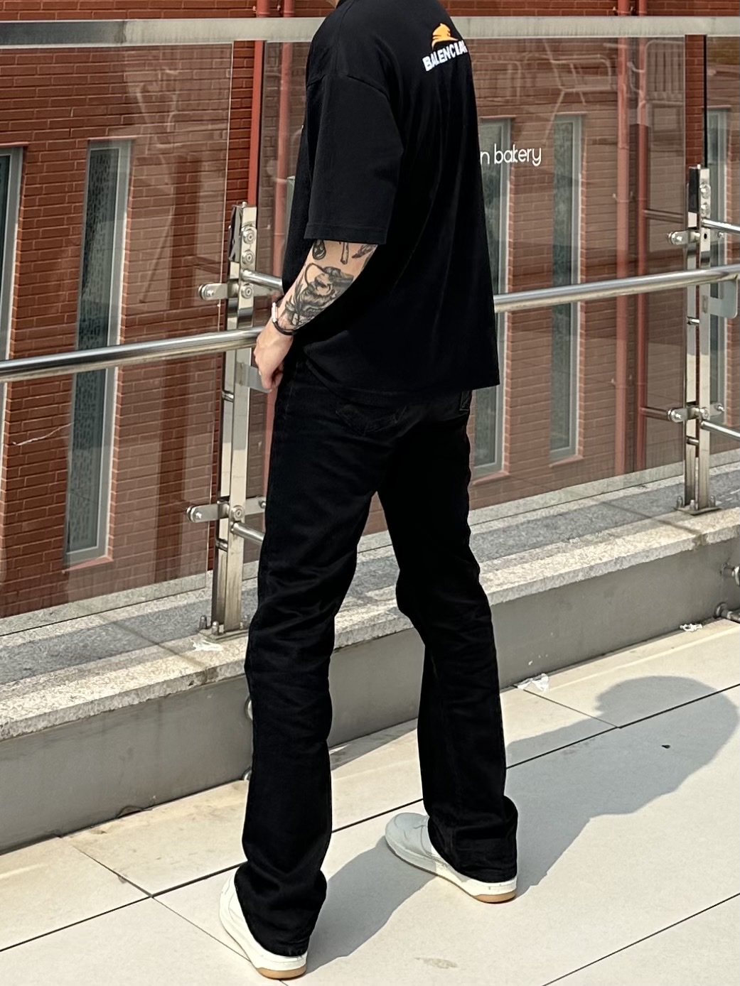 Balenciaga Year of the Tiger Medium Fit T-Shirt Black 착용 스타일 - 2