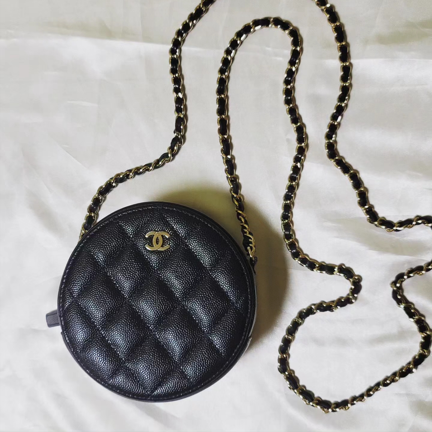 COS Quilted Mini Bag Black, Chanel Clutch With Chain Grained Calfskin & Gold Black 착용 스타일 - 3