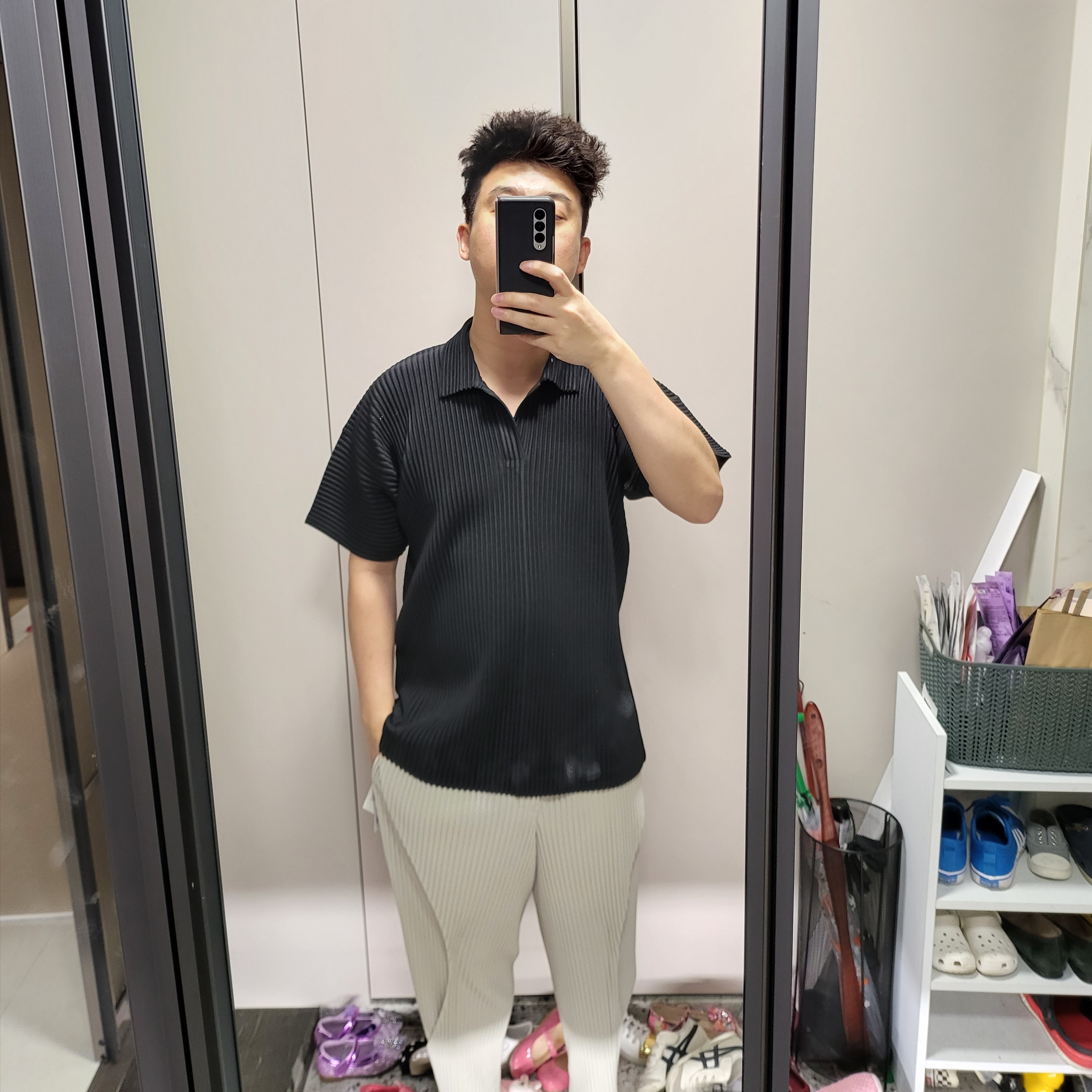 Homme Plisse Issey Miyake Basics Polo Black, Homme Plisse Issey Miyake Tailored Pleats 1 Pants Silver Grey 착용 스타일 - 3