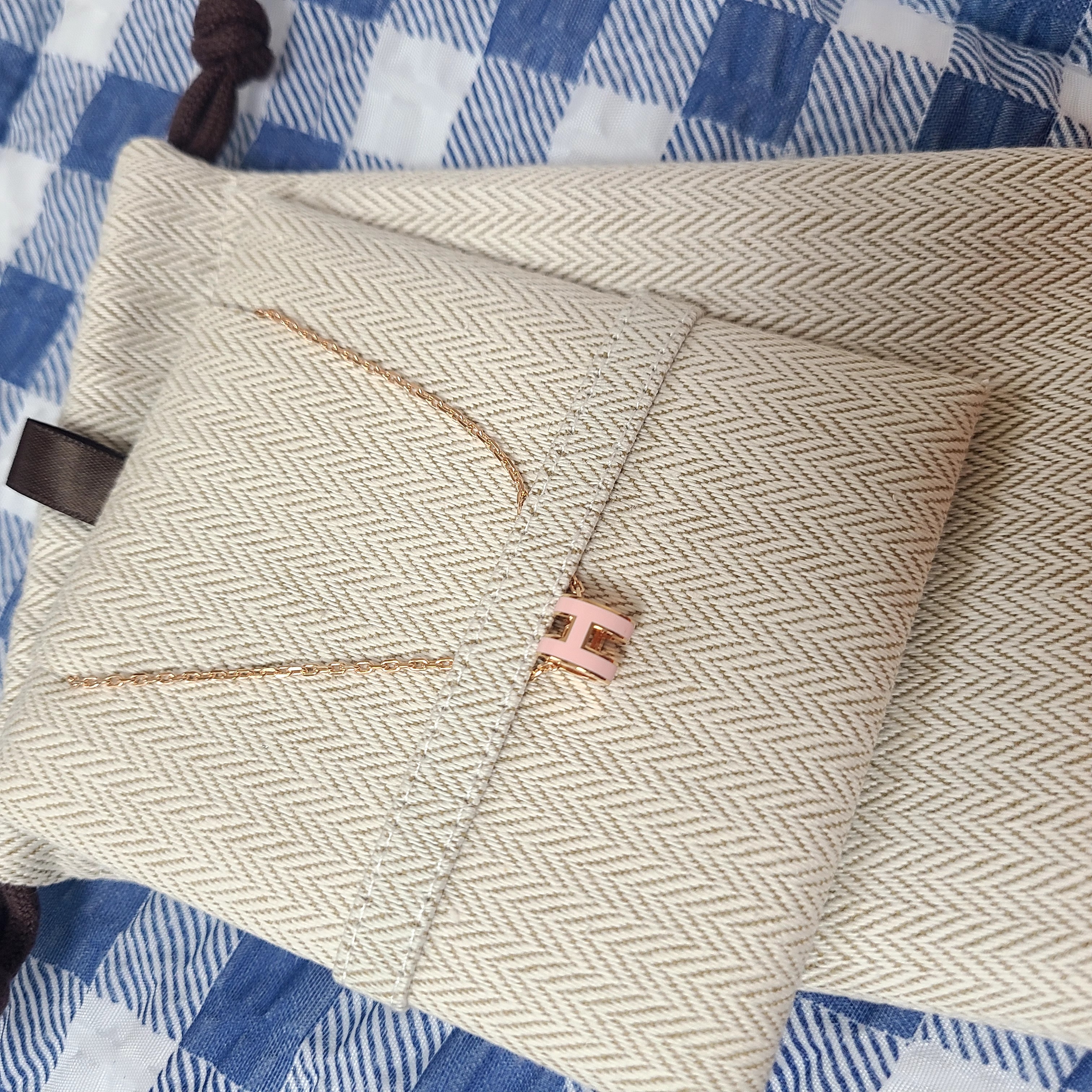 (W) Hermes Mini Pop H Pendant Rose Gold & Rose Dragee 착용 스타일 - 3