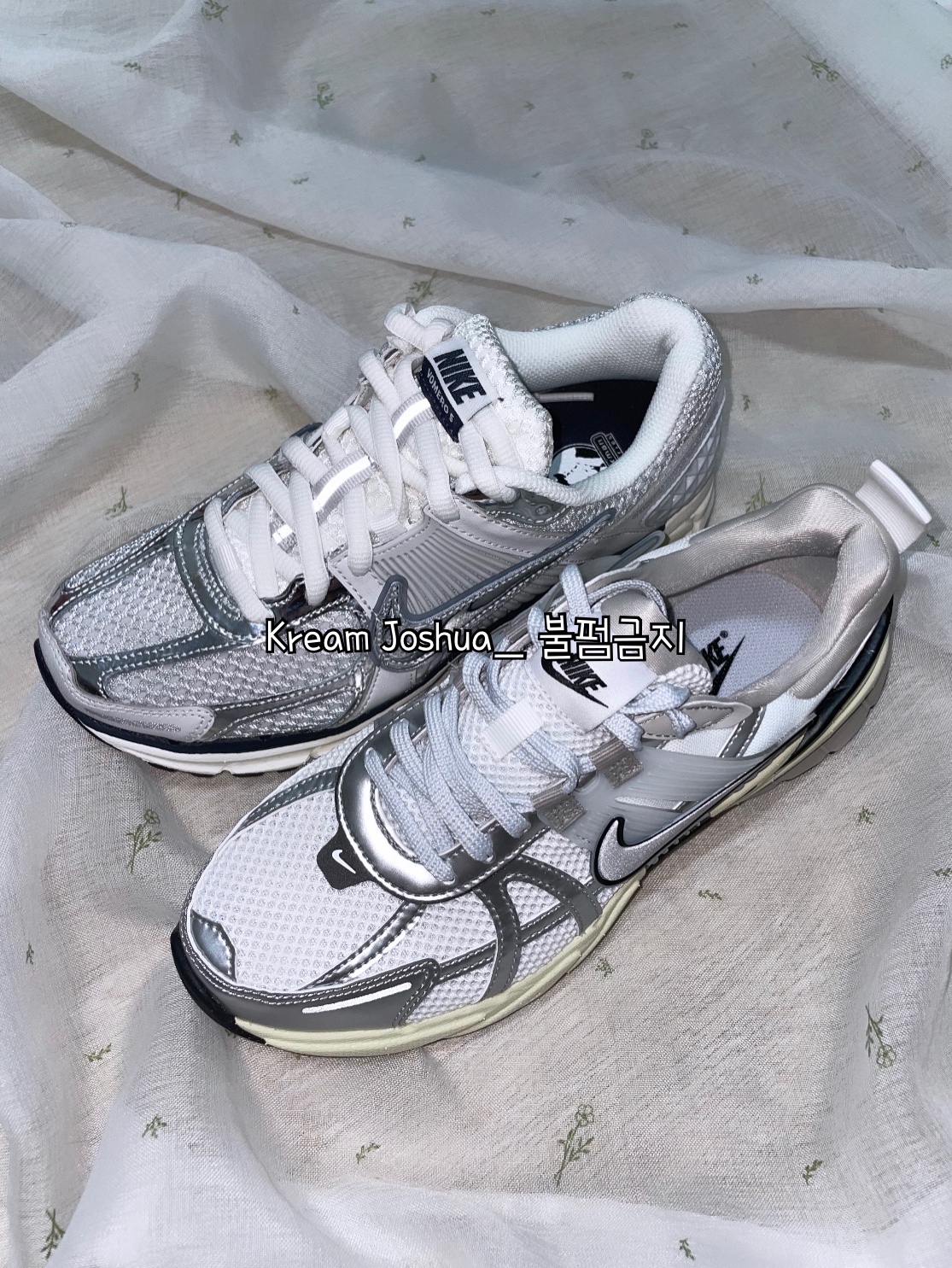 (W) Nike Zoom Vomero 5 Photon Dust and Metallic Silver, Nike V2K Run Summit White Metallic Silver 착용 스타일 - 1