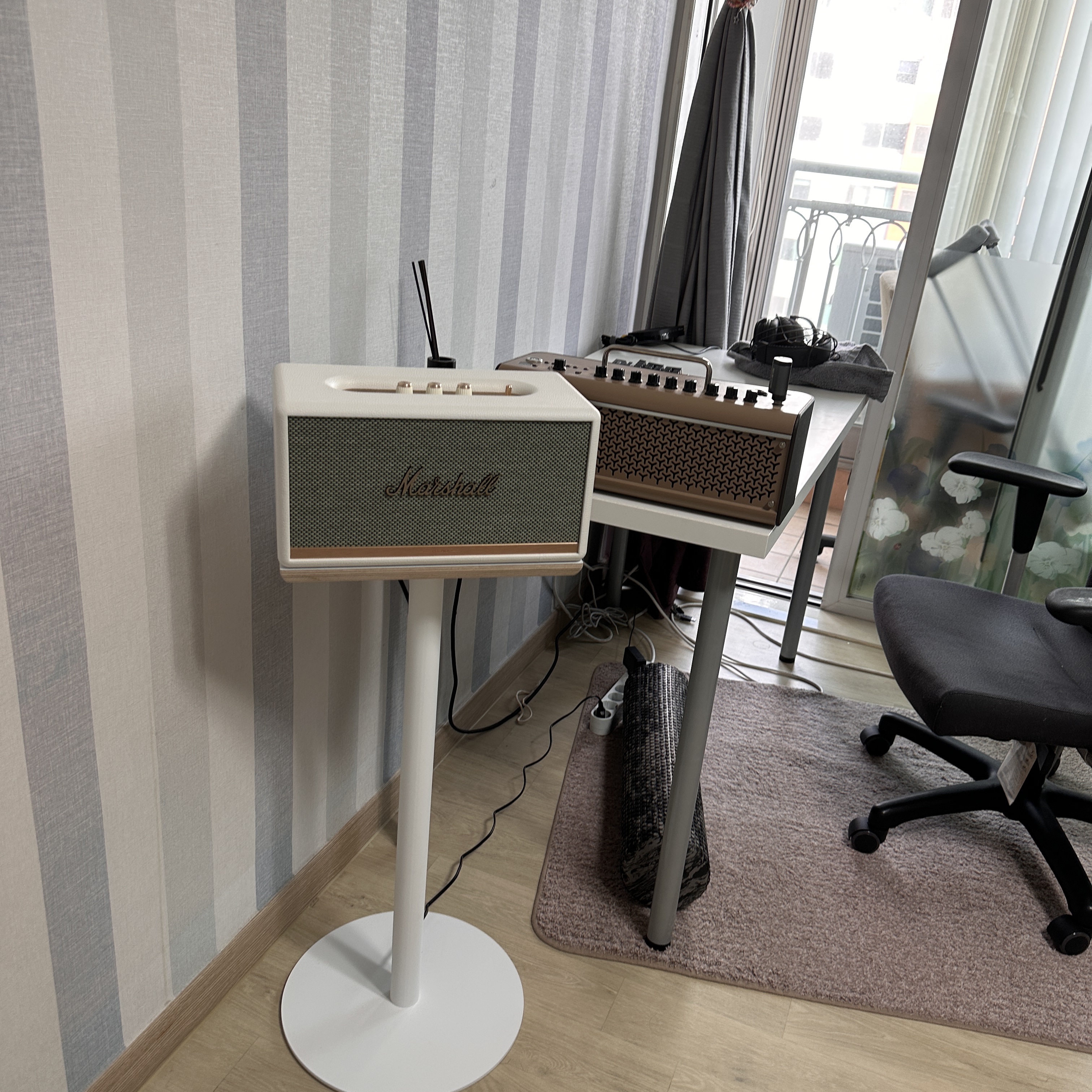 Marshall Stanmore II Bluetooth White (Korean Ver.) 착용 스타일