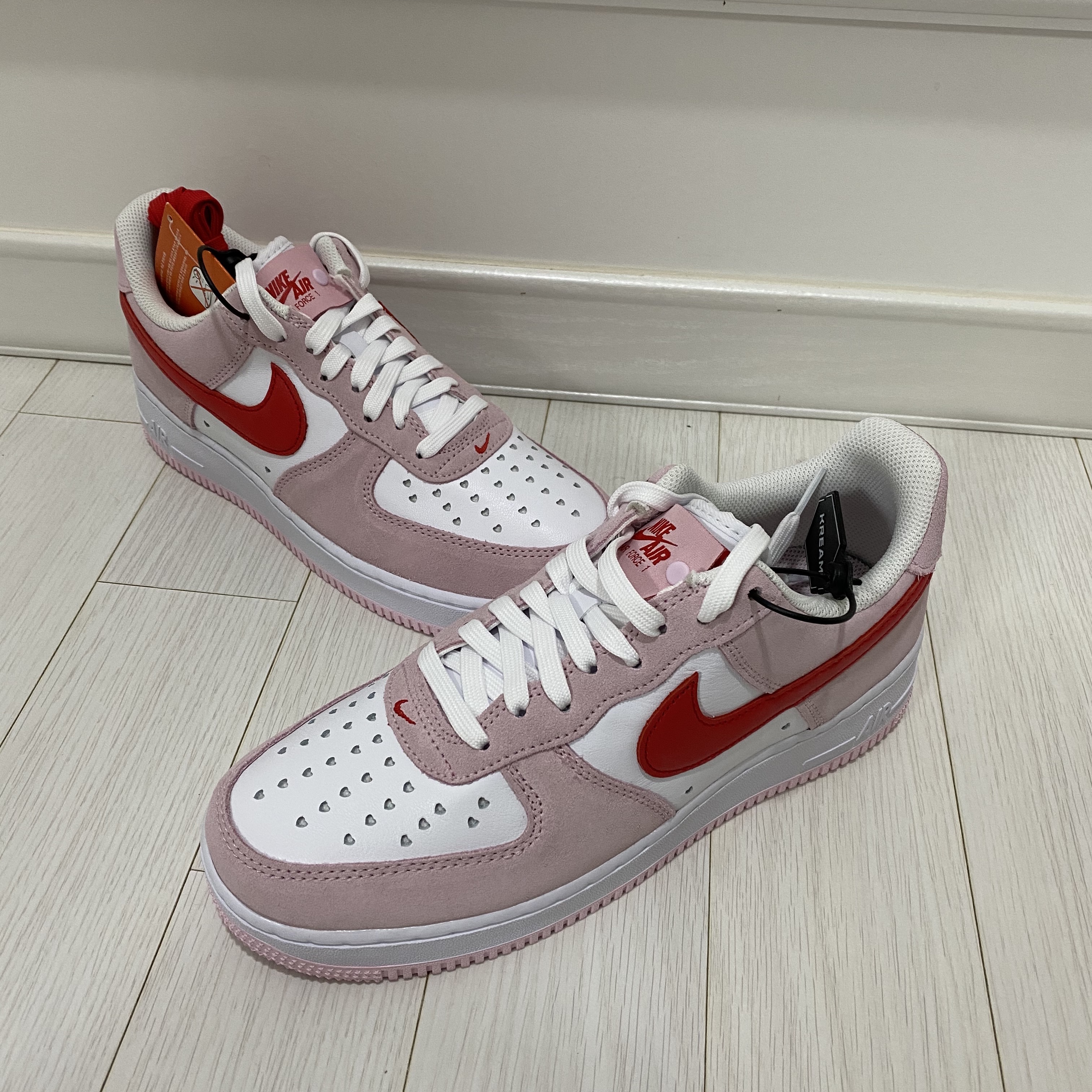 Nike Air Force 1 '07 QS Valentine's Day 착용 스타일 - 2