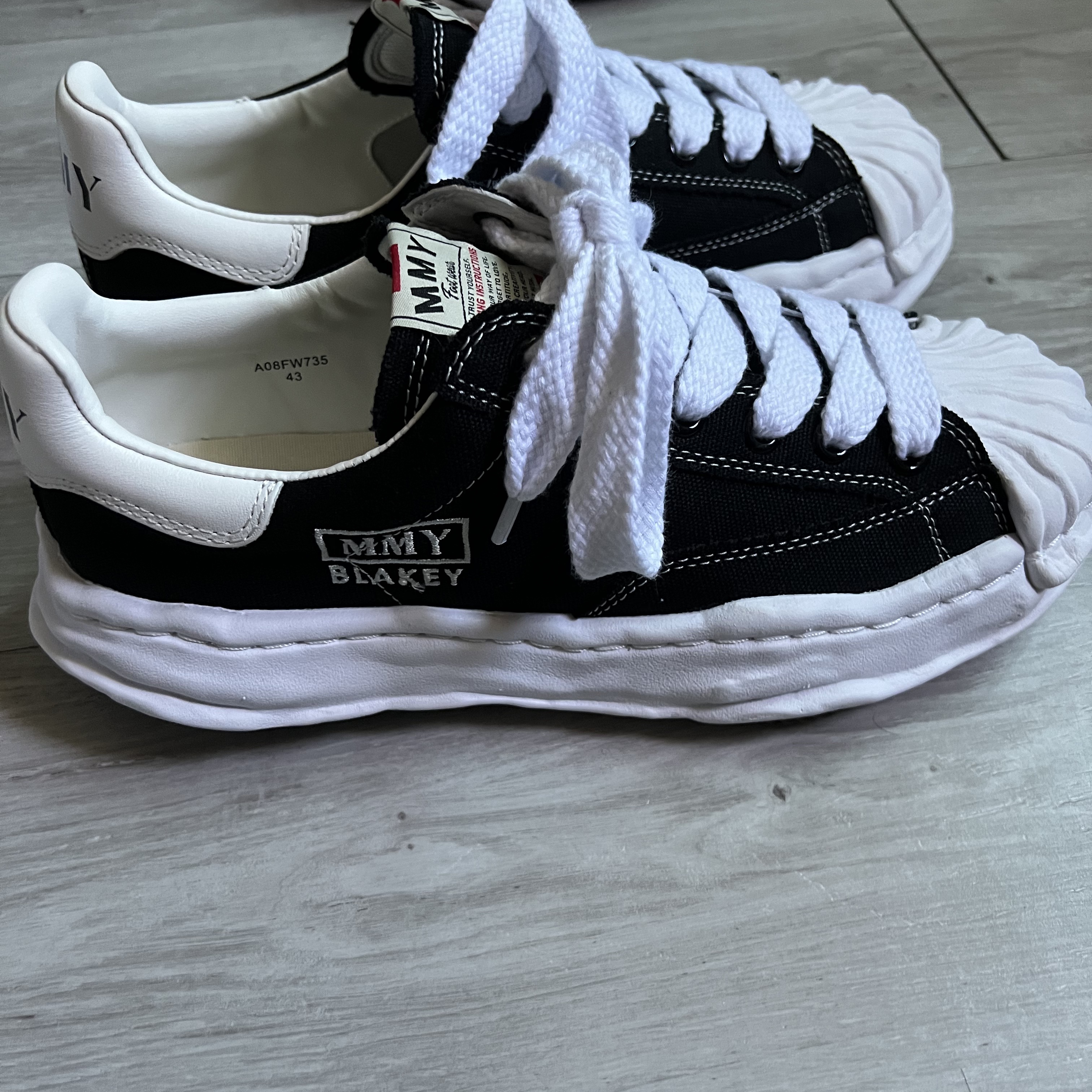 Maison Mihara Yasuhiro Blakey OG Sole Canvas Low-top Sneakers Black White 착용 스타일 - 1