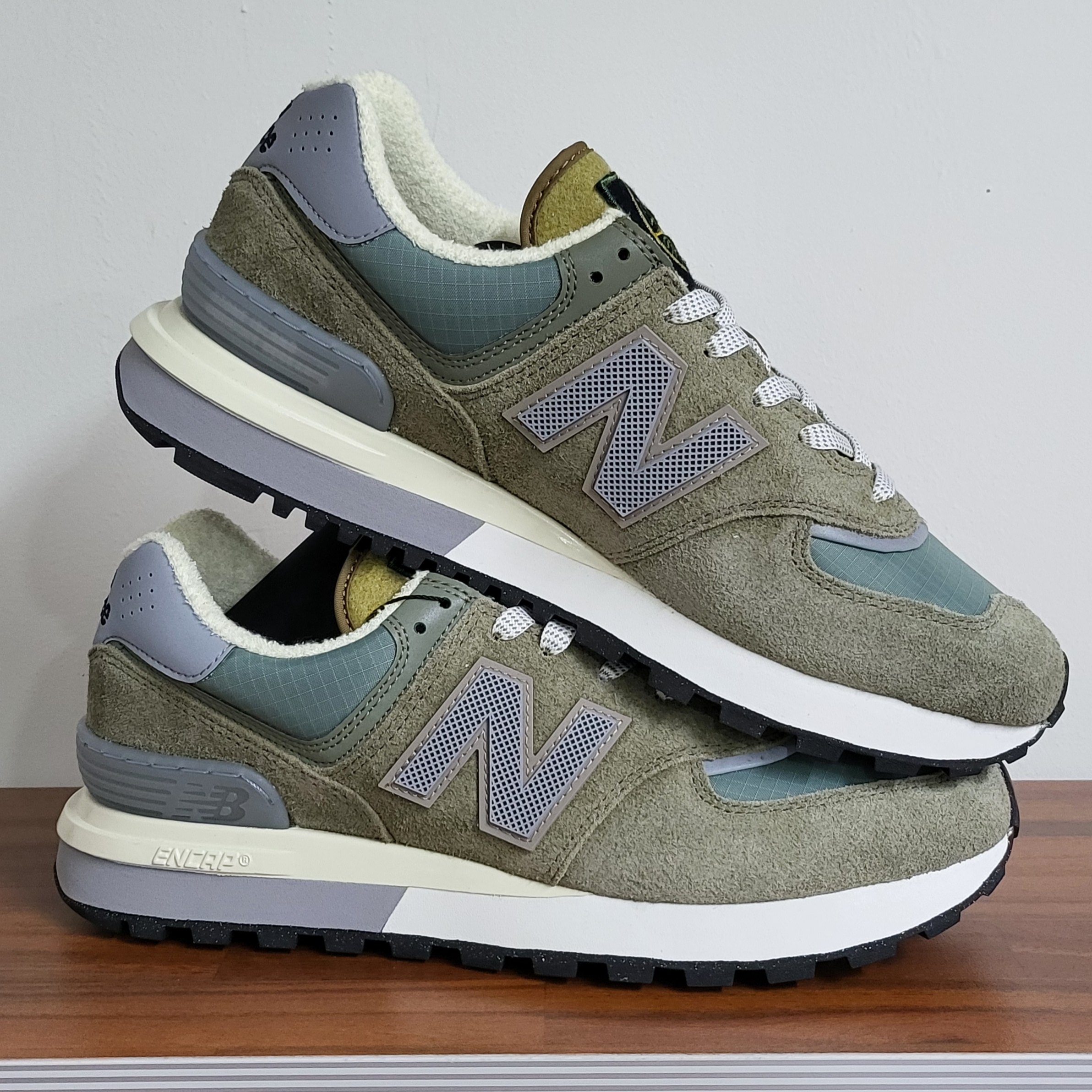 New Balance x Stone Island 574 Legacy Green 착용 스타일 - 1