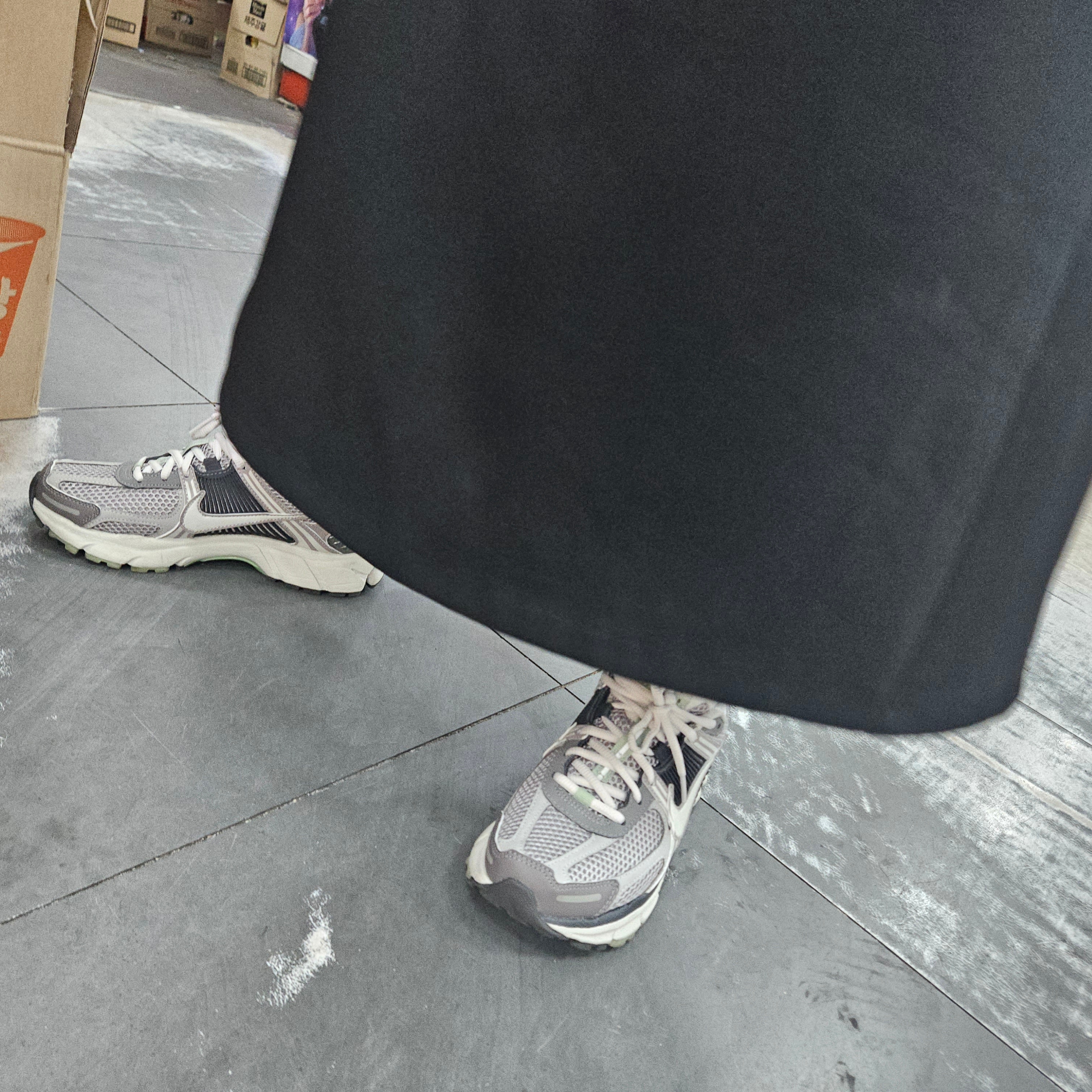 (W) Nike Zoom Vomero 5 Cobblestone and Flat Pewter 착용 스타일