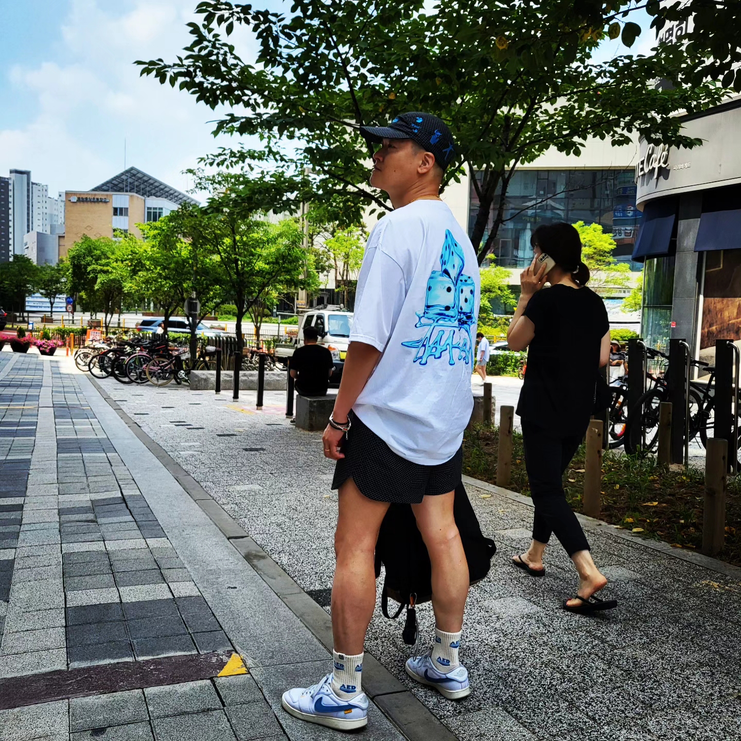 Stussy Melted T-Shirt White, Supreme Webbing Keychain Red - 23SS 착용 스타일 - 3