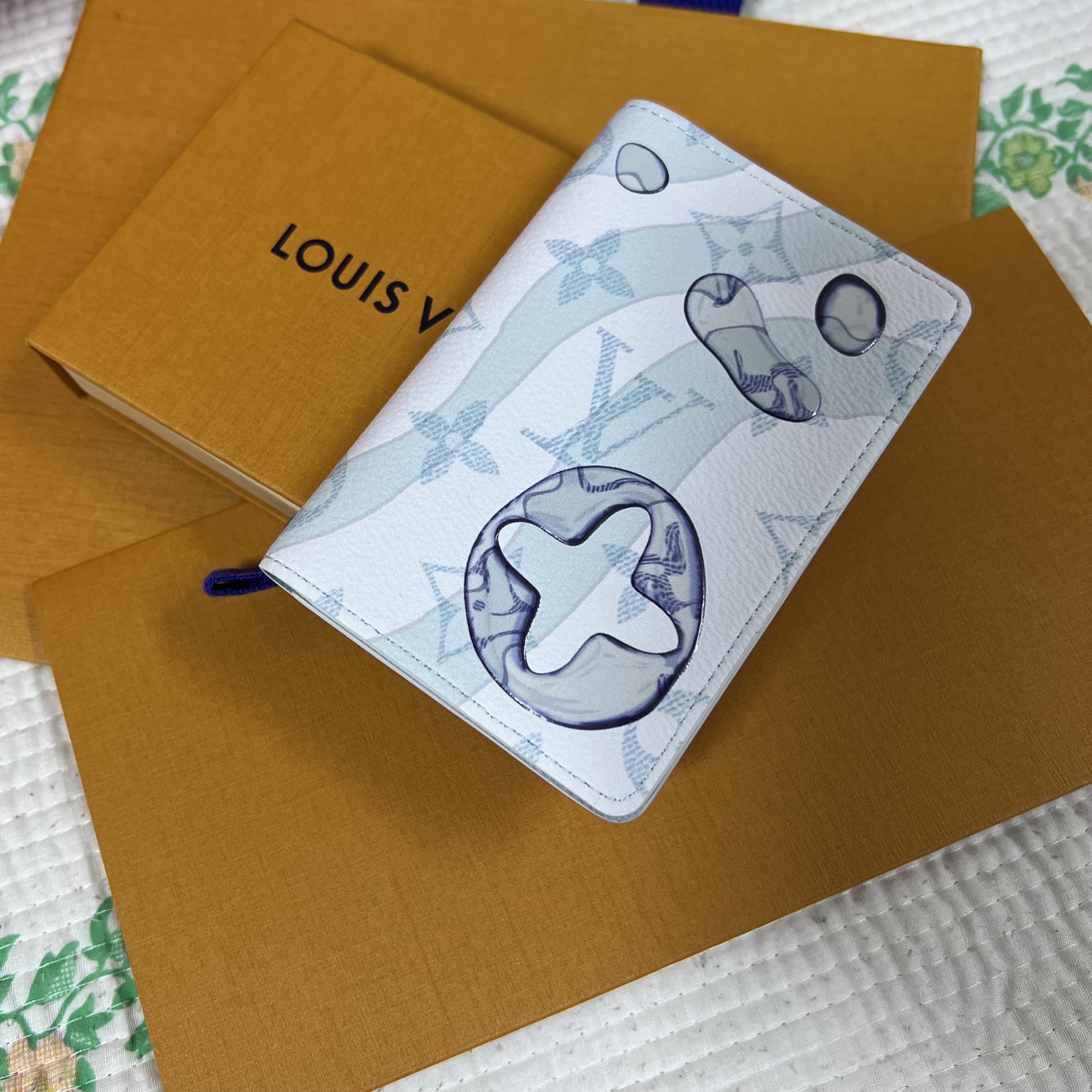 Louis Vuitton Pocket Organizer Monogram Aquagarden Crystal Blue 착용 스타일 - 1