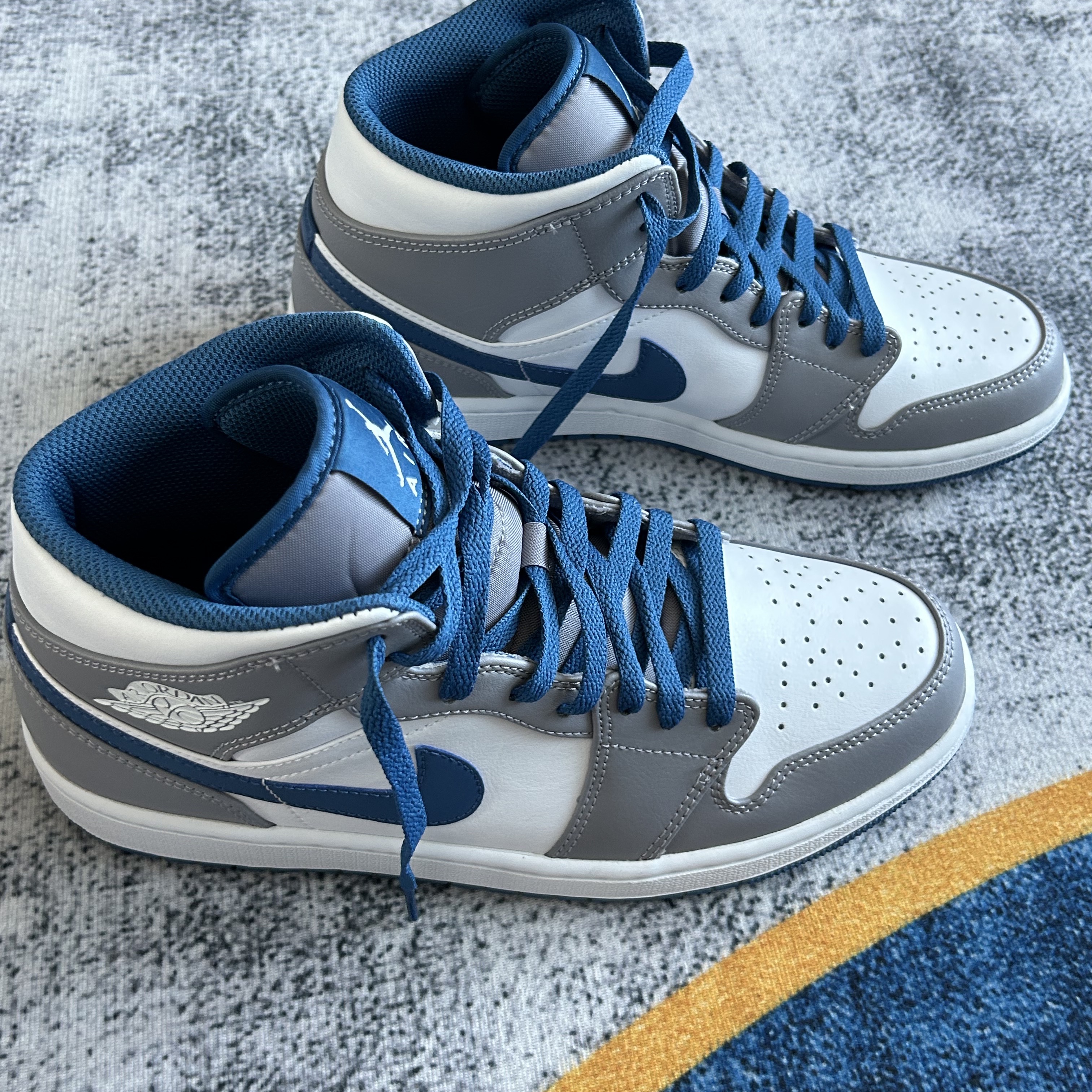 Jordan 1 Mid Cement Grey True Blue 착용 스타일 - 1