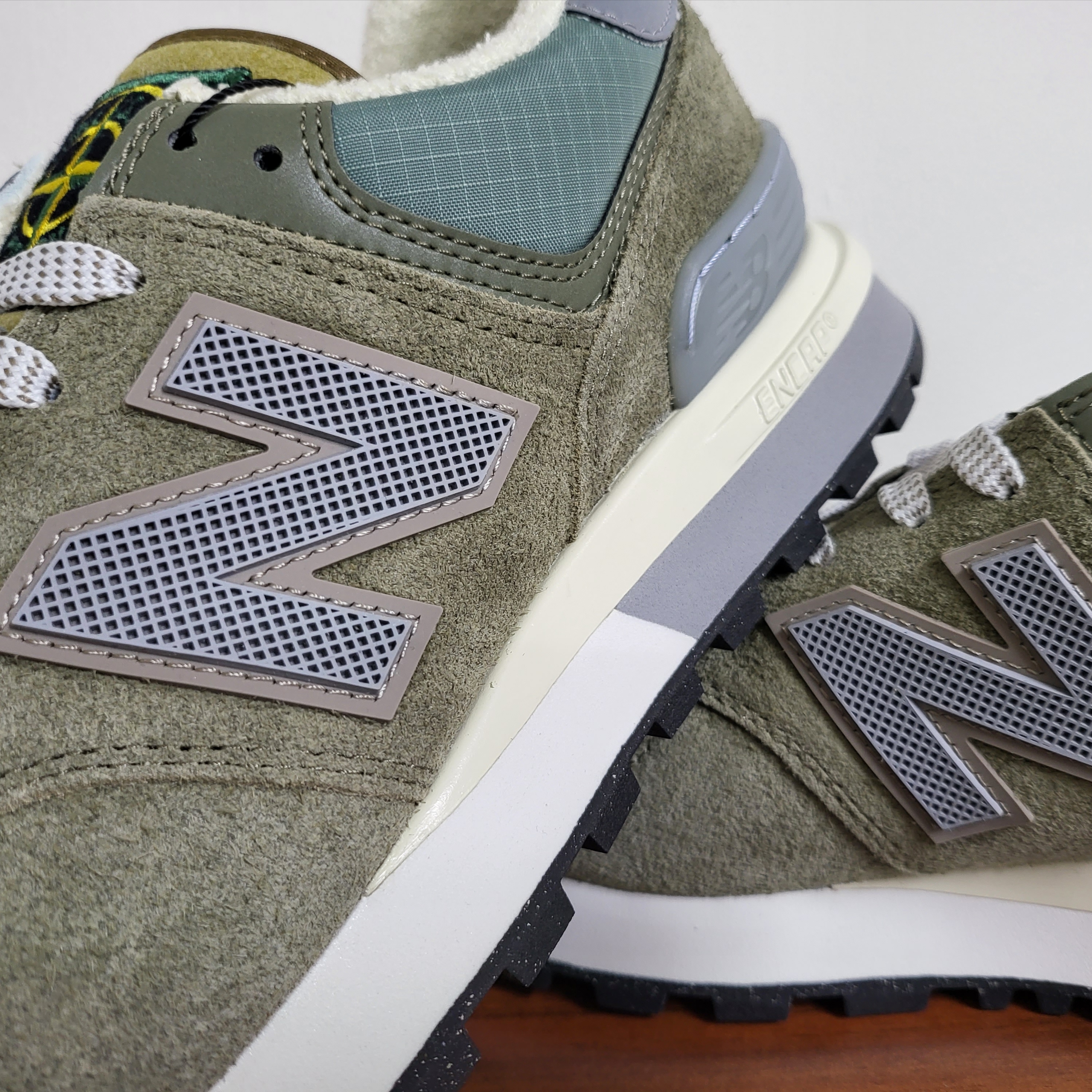 New Balance x Stone Island 574 Legacy Green 착용 스타일 - 5