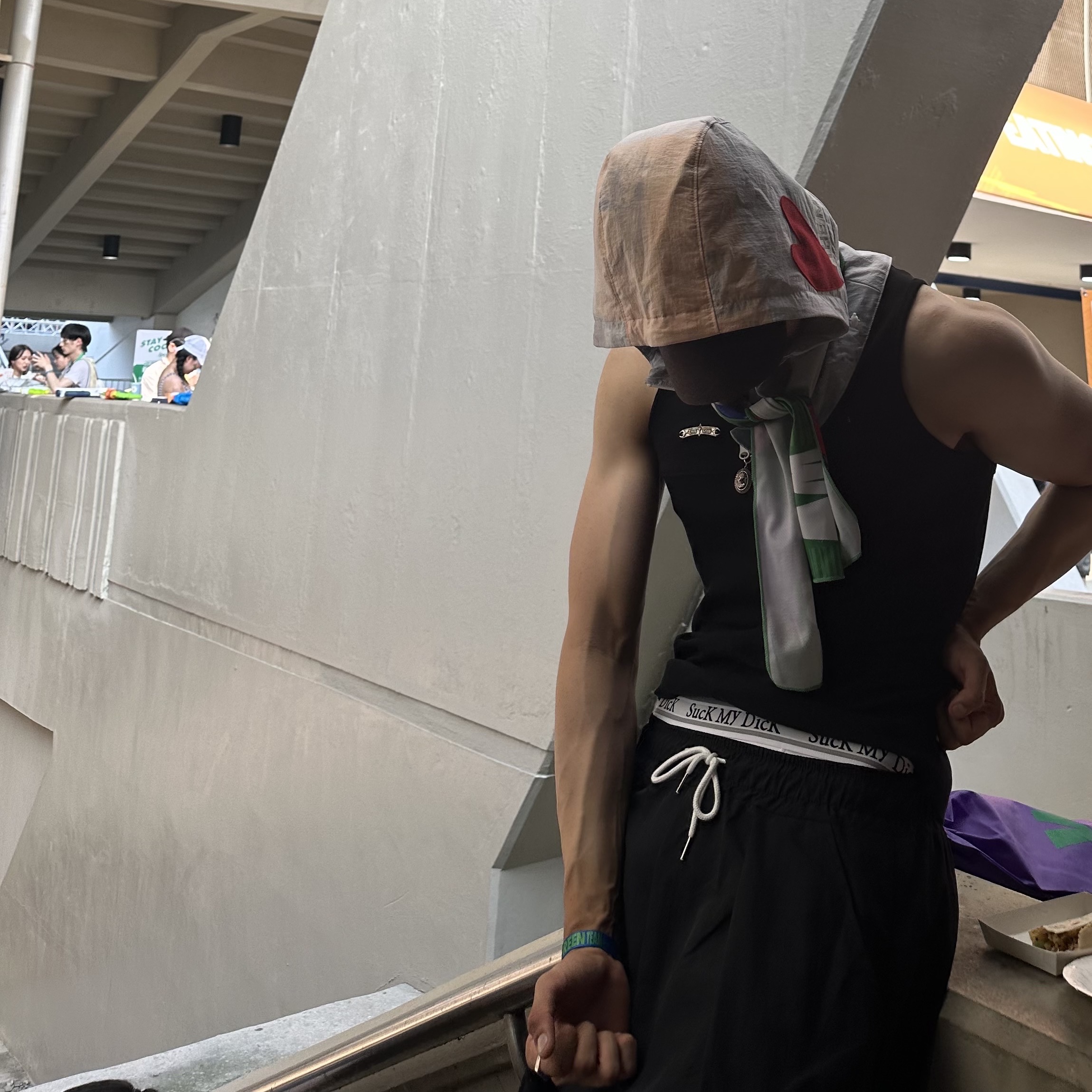 The Museum Visitor Art Work Printed Hood Gear -23PS 착용 스타일