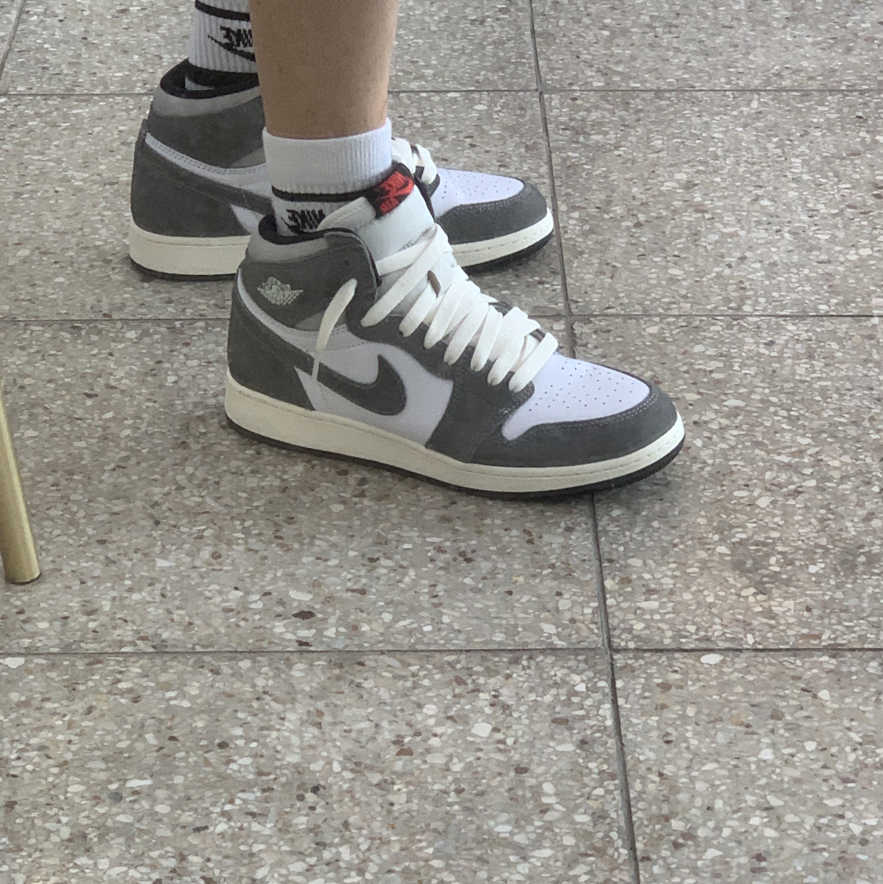 Jordan 1 Retro High OG Black and Smoke Grey 착용 스타일 - 1