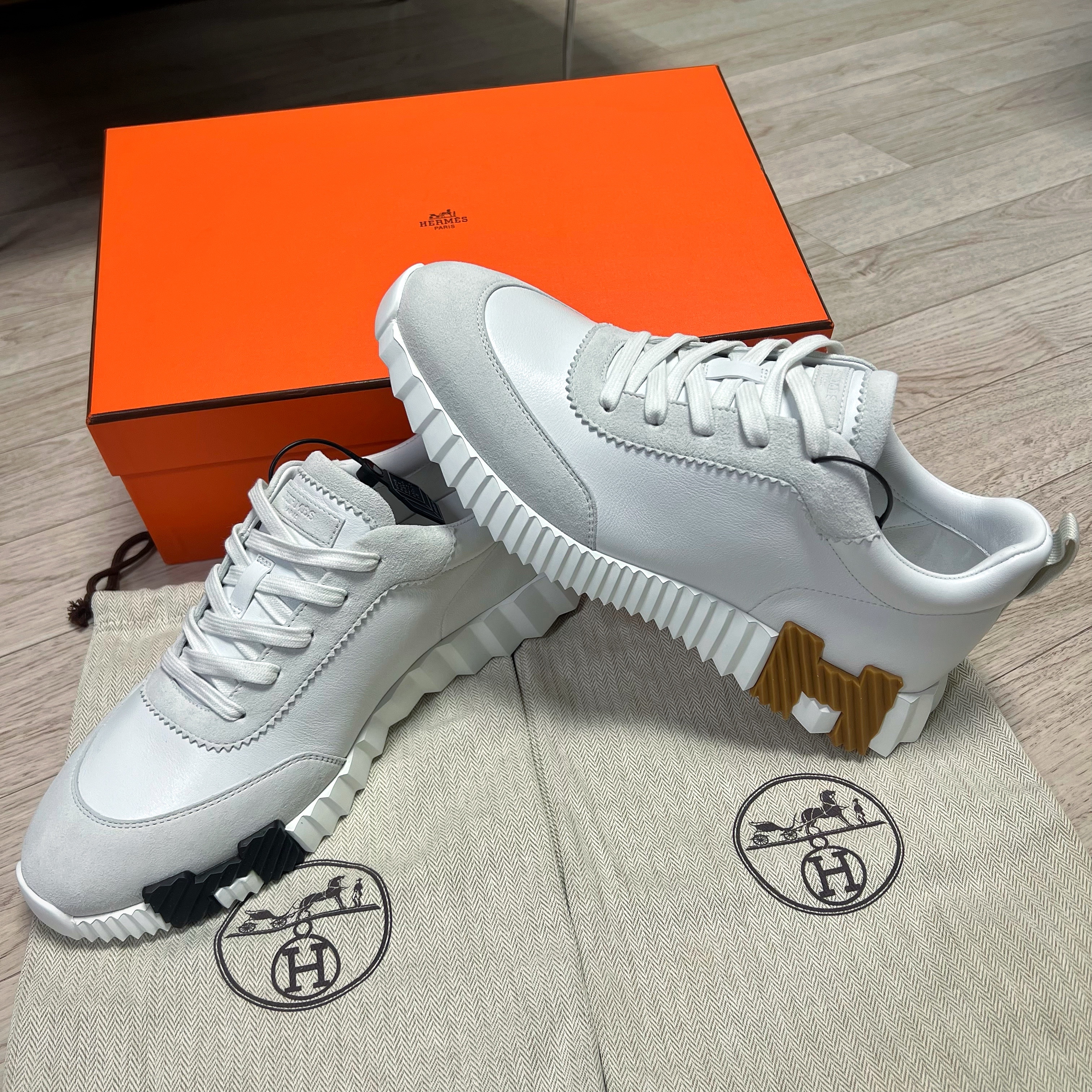 Hermes Bouncing Sneakers Calfskin Suede Goatskin & Blanc 착용 스타일
