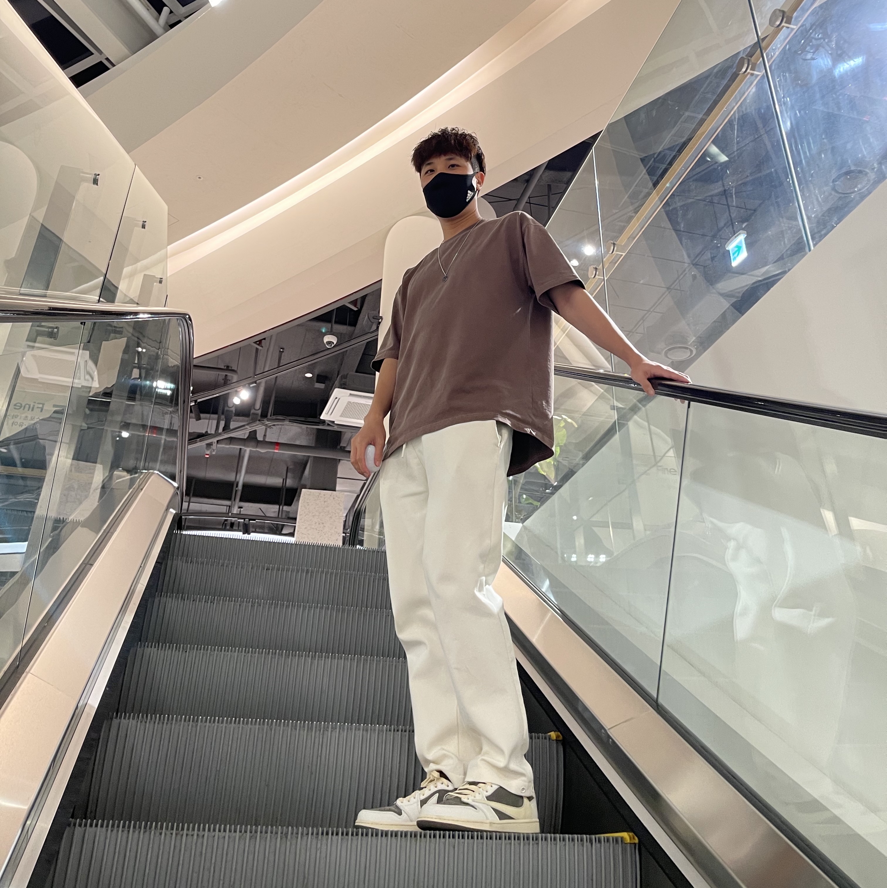 Jordan 1 x Travis Scott Retro Low OG SP Sail and Ridgerock 착용 스타일