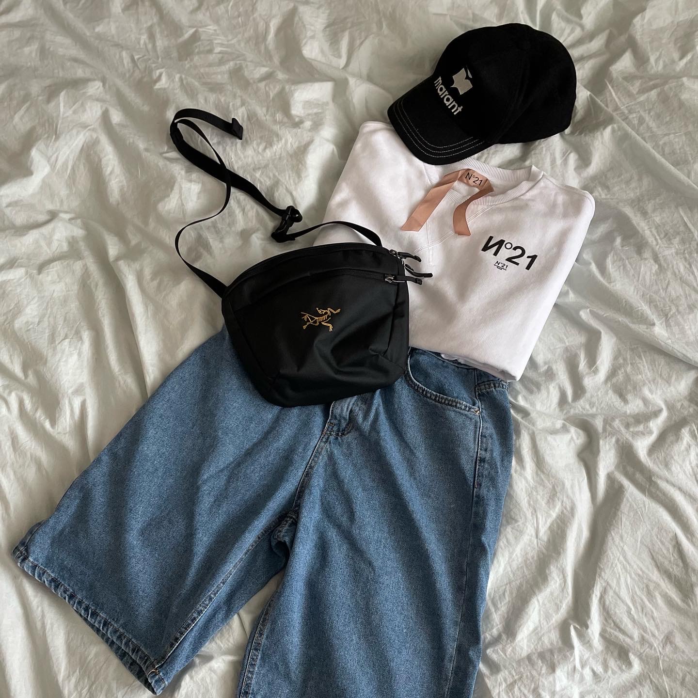 Arc'teryx Mantis 2 Waistpack 24K Black, (W) Celine Baseball Cap in Cotton Black 착용 스타일 - 3