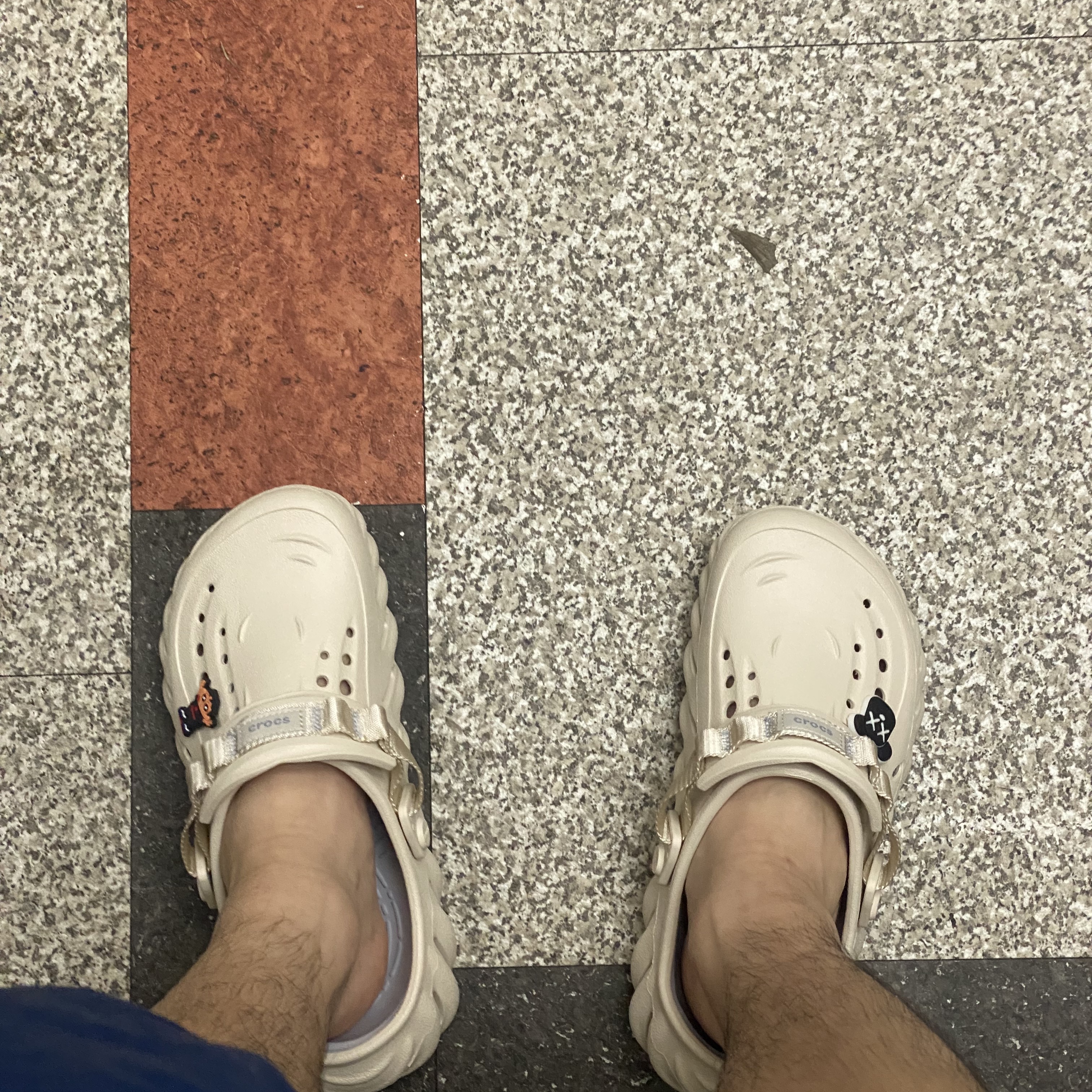 Crocs Echo Clog Stucco 착용 스타일