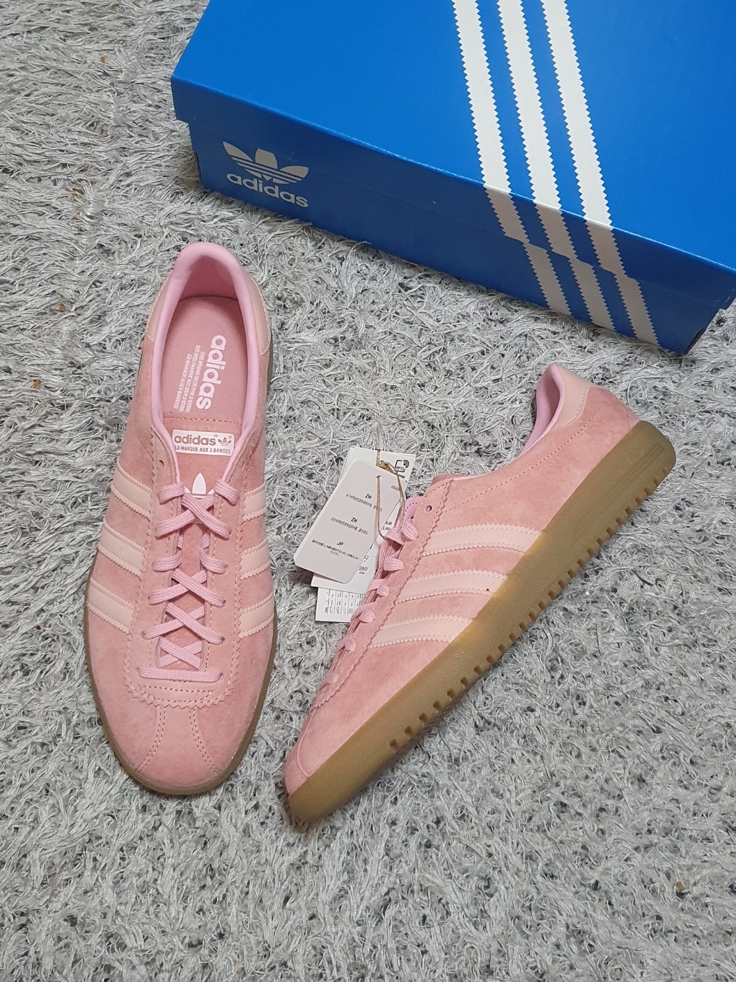Adidas Bermuda Glow Pink 착용 스타일