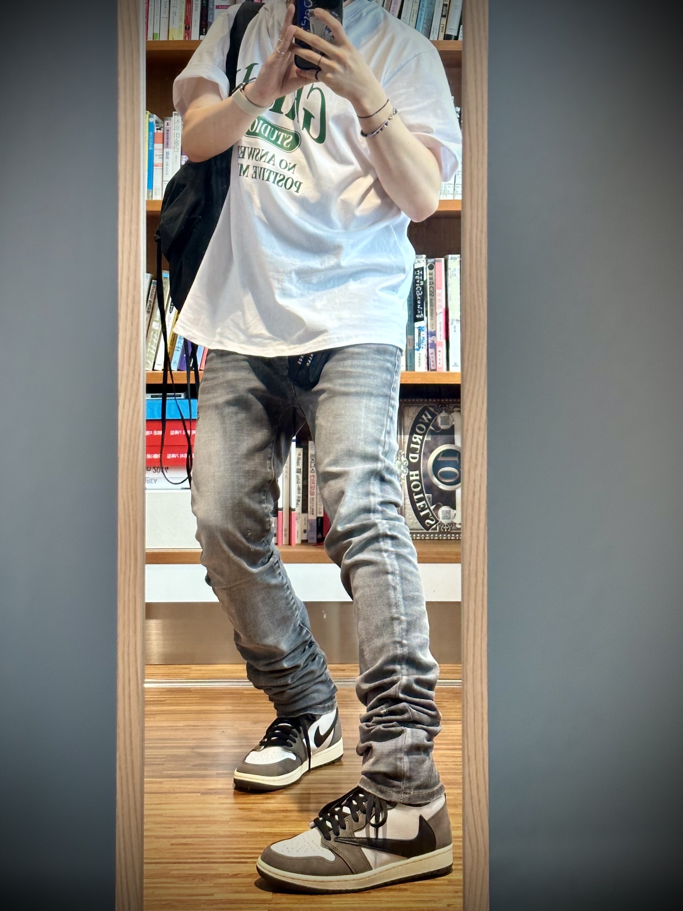 Undermycar Legion.03 Slim Fit Blue Stitch Washed Jeans Washed Gray, Jordan 1 x Travis Scott Retro High OG SP Mocha 착용 스타일 - 1