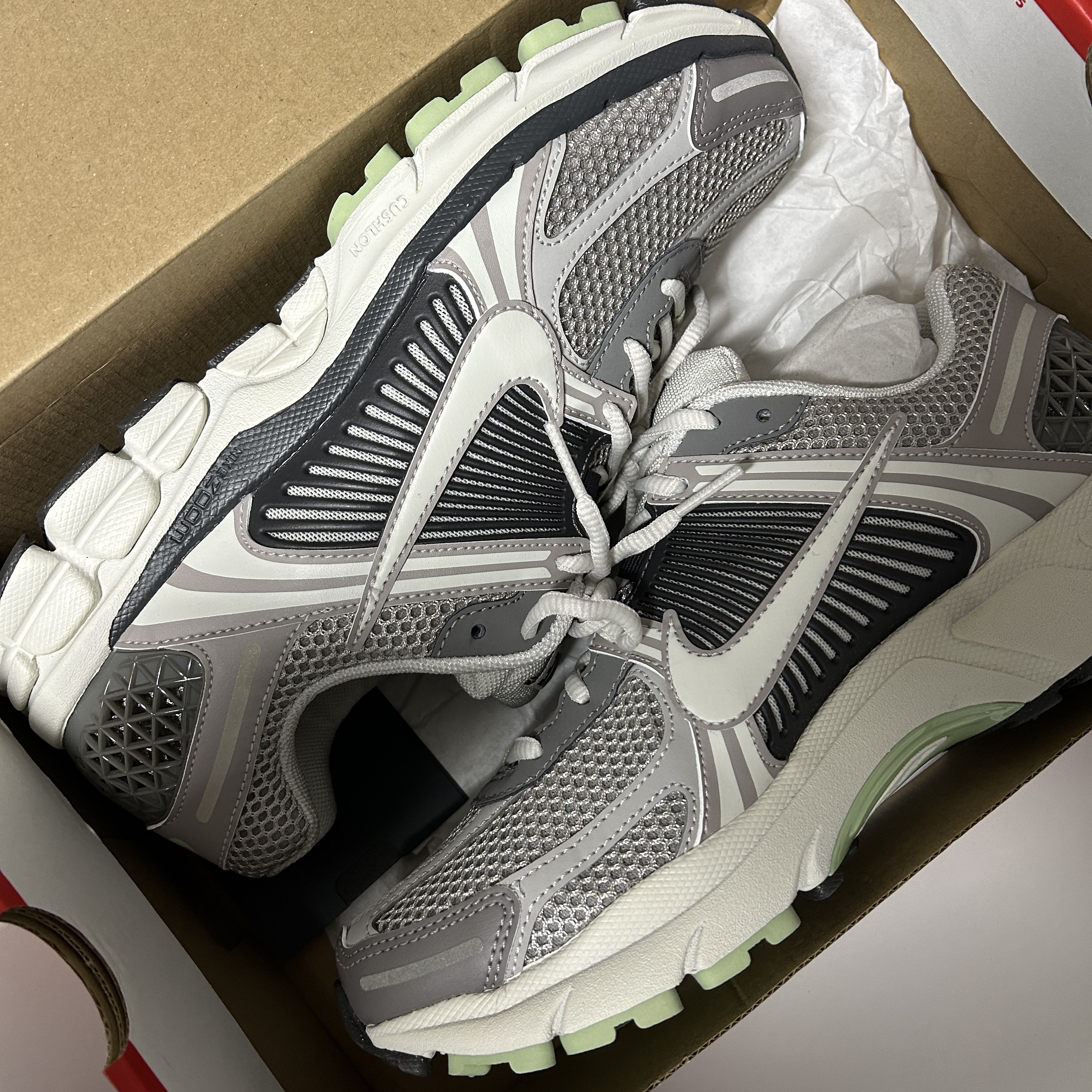 (W) Nike Zoom Vomero 5 Cobblestone and Flat Pewter 착용 스타일