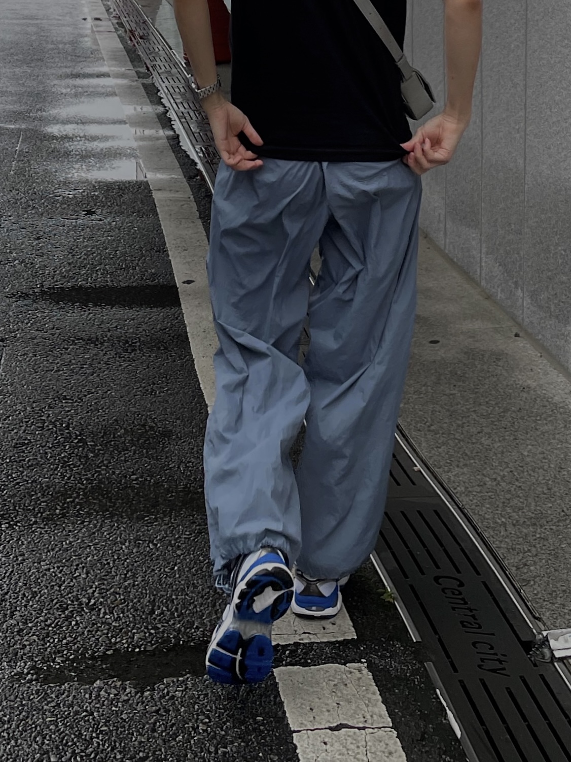 Bottega Veneta Mini Leather Cassette Silver, Asics GT-2160 White Illusion Blue 착용 스타일 - 4