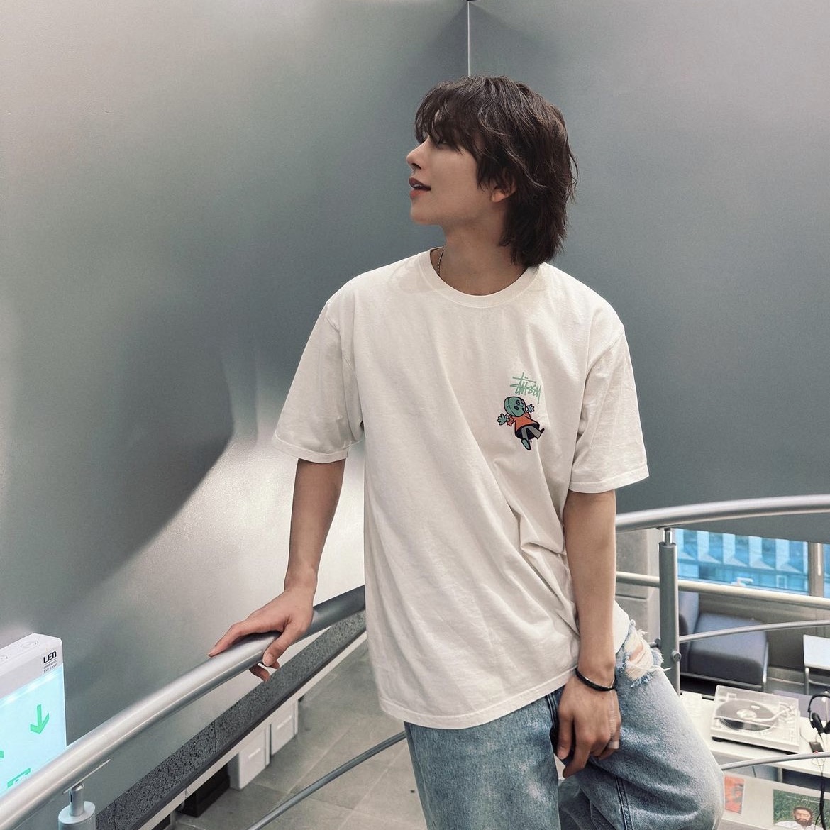 Stussy Dollie Pigment Dyed T-Shirt Natural 착용 스타일 - 2