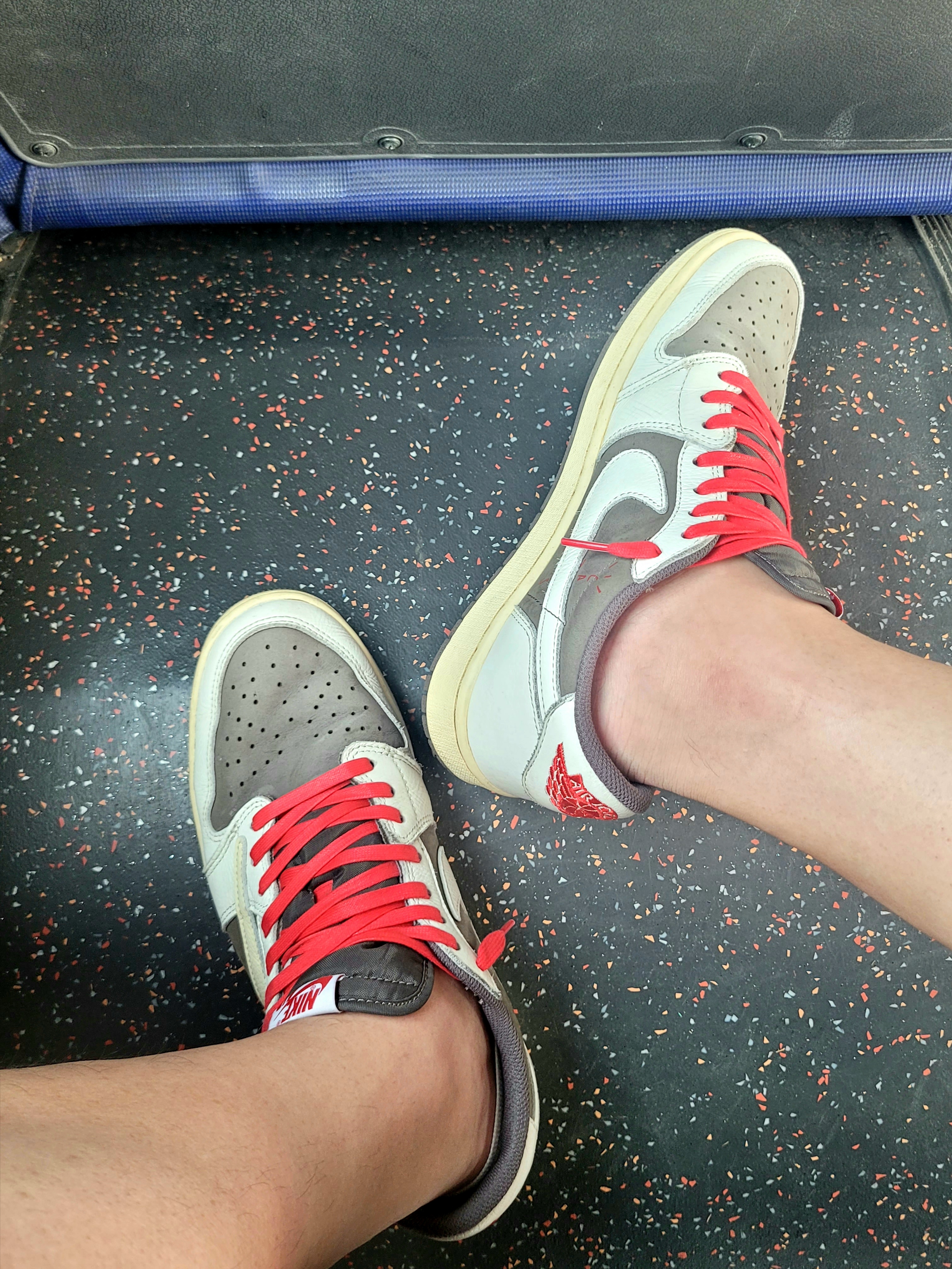 Jordan 1 x Travis Scott Retro Low OG SP Sail and Ridgerock 착용 스타일