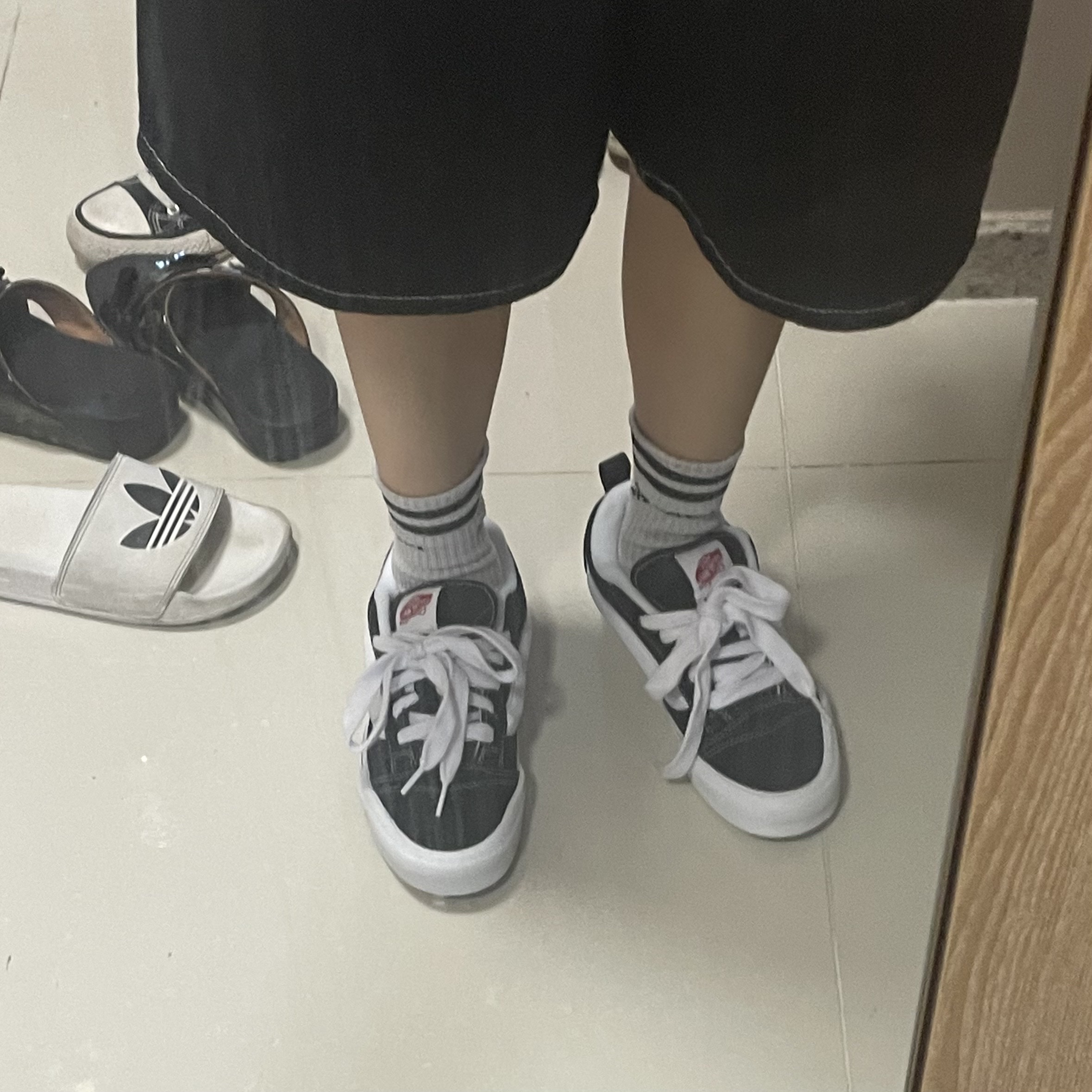 Vans Knu-Skool Black True White 착용 스타일